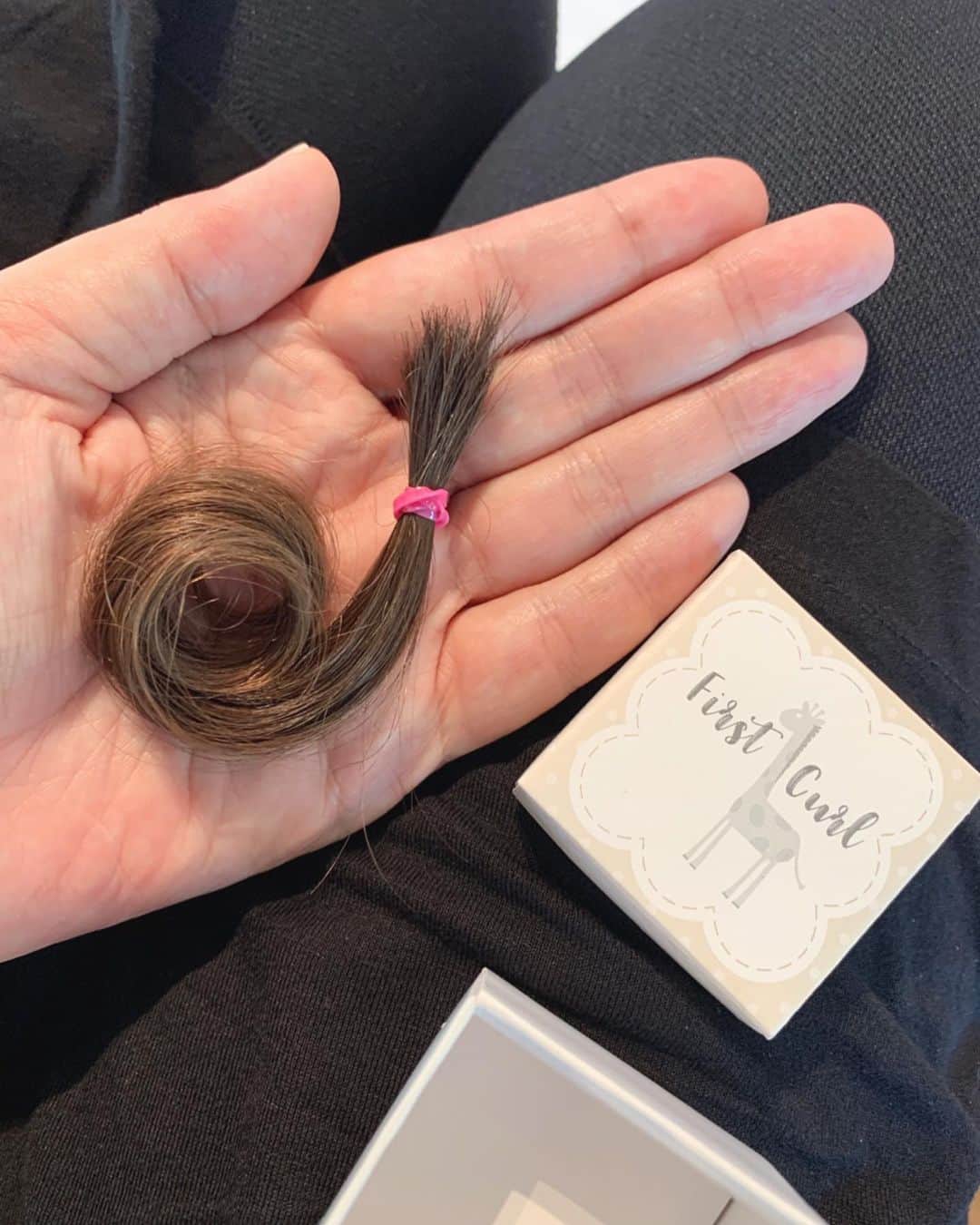 エリナ シルカさんのインスタグラム写真 - (エリナ シルカInstagram)「Baby’s First Haircut 🥺 さっちゃん遂に髪の毛切りました。 さよならカール💕」12月9日 17時39分 - laura_elina_ymd