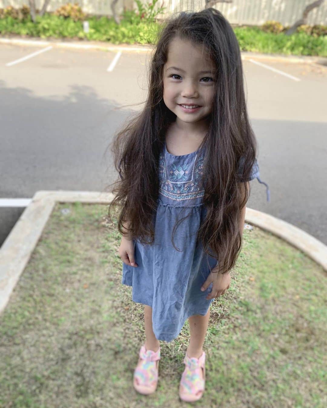 エリナ シルカのインスタグラム：「Baby’s First Haircut 🥺 さっちゃん遂に髪の毛切りました。 さよならカール💕」
