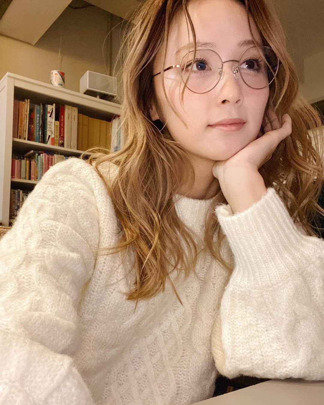 Ami さんのインスタグラム写真 - (Ami Instagram)「JINSのブルーライトカットメガネ👓 Youtubeの編集頑張るために買ったよ〜🤓 頭良さそうに見えるかなー？ #開封動画で紹介したセーターだよー」12月9日 17時40分 - ami_dream05