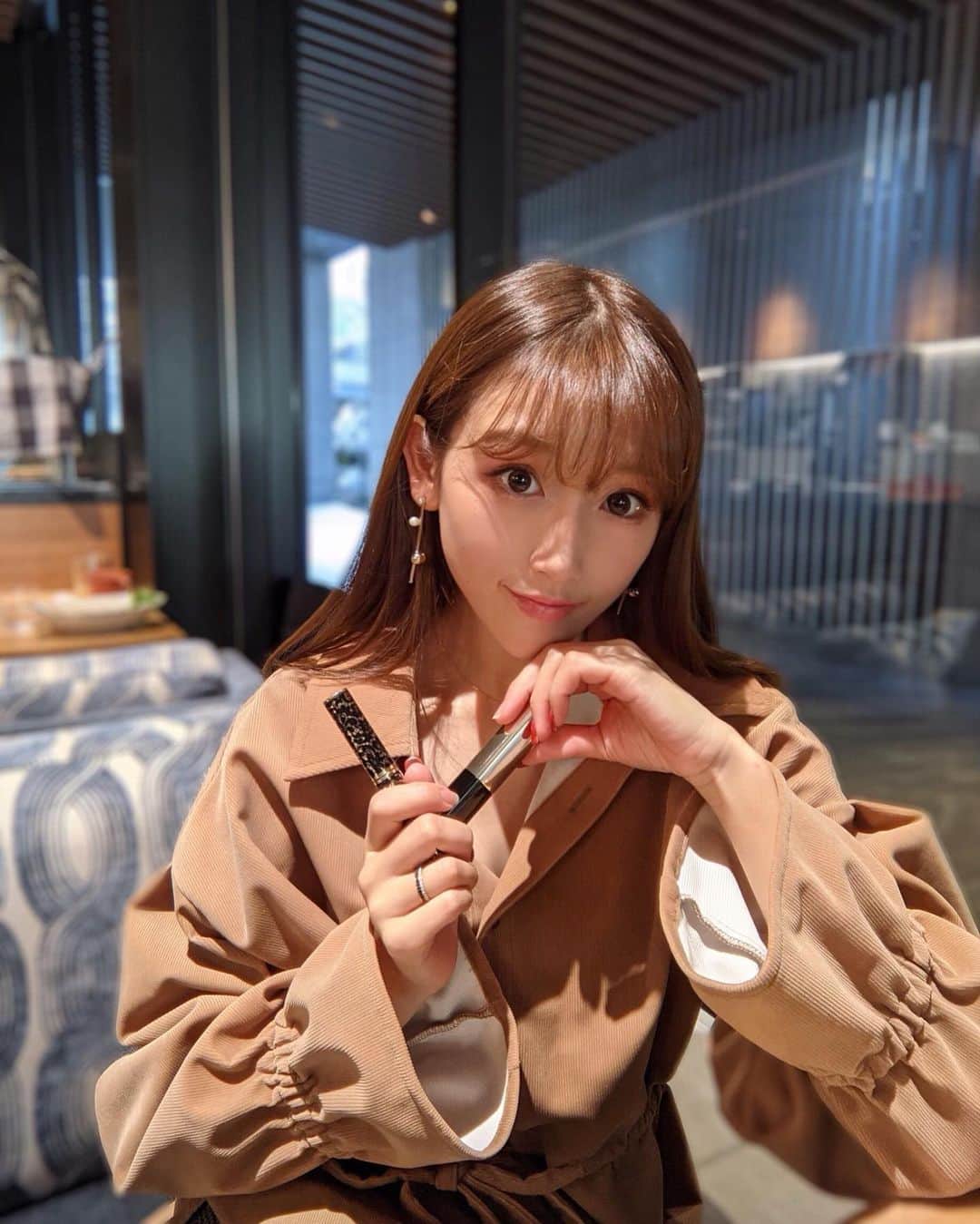 のインスタグラム：「. . DOLCE＆GABBANA BEAUTY @dolcegabbanamakeup  . 最近好きな、パッションリップのマットタイプ 220 Rose Temptationとミスシシリー220 ROSALIAの重ね付け💄 . パッションリップはクリーミーなテクスチャーで、ミスシシリーは艶っぽい感じ。 どちらも軽いつけ心地なのに本当に発色がいい❤️ . レッド系の濃い色をつけることが多くてピンクは新鮮だったけれど、肌馴染みが良くて好きになりました👌🏻💕 . #dolceandgabbana #ドルガバコスメ #パッションリップ #マットリップ #ミスシシリー #艶リップ #艶感メイク #重ね付けリップ #ピンクリップ #コスメレポ」