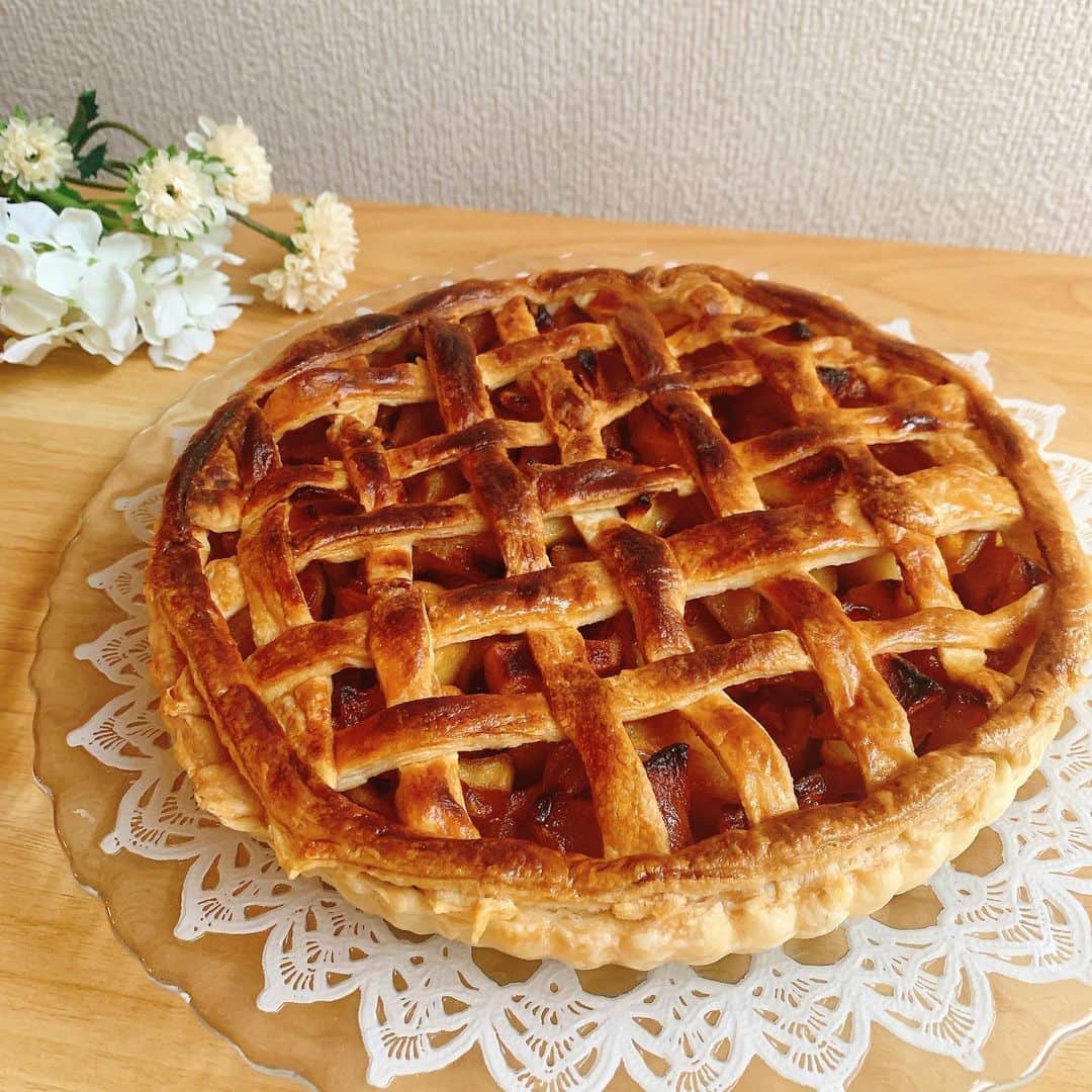 藤原万由子のインスタグラム：「. アップルパイ🍎🥧 久しぶりの手作り。 久しぶりだけど、かんなり美味しそうにできてよかった😻 . .」