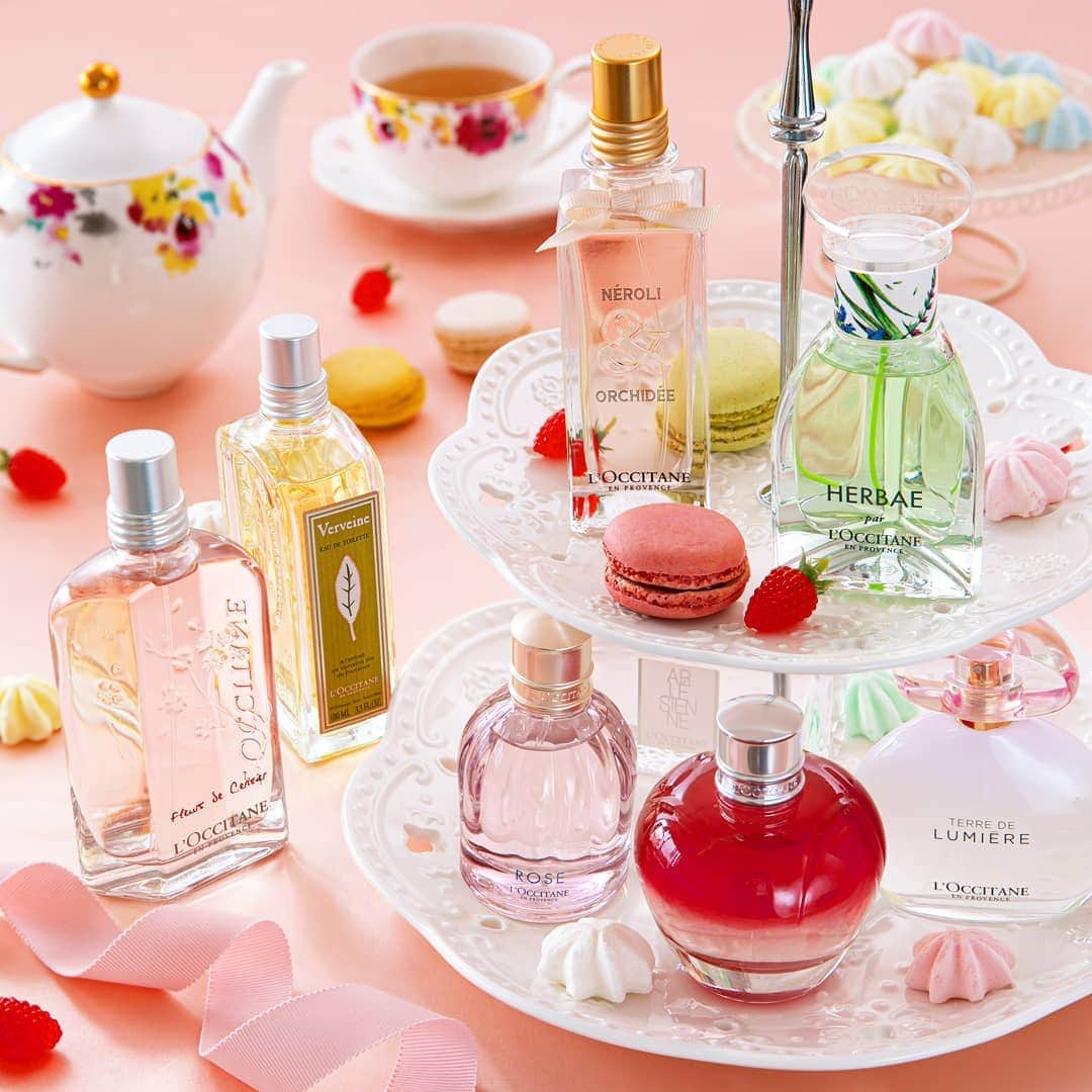 L'OCCITANE en Provenceさんのインスタグラム写真 - (L'OCCITANE en ProvenceInstagram)「【香水コレクション💐】なりたい自分やその日の気分に合わせて、香りも変えてみませんか？✨﻿ ﻿ プロヴァンスに伝わる物語から﻿ 生まれたロクシタンの11種類のフレグランス📚﻿ ﻿ 今回は今の時期に特におすすめな﻿ 7つの香りを厳選してご紹介します💓﻿ ﻿ あなたのおすすめ or 気になる香りはどれ？🔍﻿ ﻿ ﻿ ／﻿ 🌸チェリーブロッサム オードトワレ（左）﻿ ＼﻿ ﻿ ずっとかわいく、愛らしい女性でいたいあなたに。﻿ ﻿ 淡い恋心のようなちょっと切なくて、﻿ どこか恋しい、優しい香り。﻿ ﻿ すずらんやさくらんぼが﻿ 大人の女性のかわいらしさを引き出してくれます。﻿ ﻿ ◆おすすめのシーン﻿ ・デート﻿ ・女子会﻿ ・愛らしい印象を与えたい時 など﻿ ﻿ ﻿ ／﻿ 🌿ヴァーベナ オードトワレ（左奥）﻿ ＼﻿ ﻿ 「誰をも惹きつける香り」から、﻿ 昔、魔女が恋薬に入れたという言い伝えがあるほど。﻿ ﻿ フレッシュなレモンを思わせる、﻿ すっきりと爽やかな香りです🍋﻿ ﻿ ◆おすすめのシーン﻿ ・お仕事﻿ ・リラックスしたいとき﻿ ・男性へのギフト﻿ ・男女ともに愛されたい時 など﻿ ﻿ ﻿ ／﻿ 💍オーキデ プレミアムオードトワレ（上段左）﻿ ＼﻿ ﻿ 「しあわせが飛んでくる」の花言葉を持つ﻿ ホワイトオーキデの香り。﻿ ﻿ みずみずしさの中にも上品で﻿ 気品溢れる大人の女性を感じられます☺️﻿ ﻿ ◆おすすめのシーン﻿ ・女子会﻿ ・お仕事﻿ ・自信を持ちたいとき﻿ ・ちょっぴり背伸びをしたい時 など﻿ ﻿ ﻿ ／﻿ 💐エルヴバヴェール オードパルファム（上段右）﻿ ＼﻿ ﻿ 全てを包み込んでくれる柔らかなハーブの香り。﻿ ﻿ 飾らないあなたで﻿ 愛される自信をつけてくれます。﻿ ﻿ 優美さと逞しさ、﻿ 芯のある女性になりたい日に🍃﻿ ﻿ ◆おすすめのシーン﻿ ・お仕事﻿ ・女子会﻿ ・寝香水などリラックスしたい時﻿ ・凛とした印象を与えたい時 など﻿ ﻿ ﻿ ／﻿ 🌹ローズ オードトワレ（下段左）﻿ ＼﻿ ﻿ バラを愛した伯爵家の美しい４姉妹が﻿ 幸福な王妃になり、人々の憧れになった﻿ というお話を元にした、多くの人に愛される香り✨﻿ ﻿ 愛されるしあわせが、明日をバラ色に。﻿ ﻿ ◆おすすめのシーン﻿ ・デート﻿ ・女子会﻿ ・イベントや結婚式﻿ ・華やかな印象を与えたい時 など﻿ ﻿ ﻿ ／﻿ 🧚‍♀️ピオニー オードトワレ（下段中央）﻿ ＼﻿ ﻿ 妖精ピオニアが姿を変えた、﻿ 満開の花の香りでハッピーな雰囲気を纏って✨﻿ ﻿ あなたを誰よりも素敵な女性に﻿ してくれる香りです。﻿ ﻿ ◆おすすめのシーン﻿ ・結婚式などのイベント﻿ ・デート﻿ ・初めての人に会うとき﻿ ・ハッピーな印象を与えたい時 など﻿ ﻿ ﻿ ／﻿ 💫テール ド ルミエール オードトワレ（下段右）﻿ ＼﻿ ﻿ 朝陽が昇る、一瞬の夢のような﻿ 朝のきらめきを表現した香り。﻿ ﻿ あなたに眠る美しさを呼び覚まします。﻿ ﻿ ﻿ ◆おすすめのシーン﻿ ・女子会﻿ ・結婚式などのイベント﻿ ・デート﻿ ・上品な印象を与えたい時 など﻿ ﻿ ﻿ いつもの日常を、さらに楽しいものにする﻿ 香水を手に入れてみてくださいね♪﻿ ﻿ あなたの好きな香り、もしくは気になった香りを﻿ コメントで教えてくださいね💌﻿ ﻿ 🌸チェリーブロッサム﻿ 🌿ヴァーベナ﻿ 💍オーキデ﻿ 💐エルバヴェール﻿ 🌹ローズオード﻿ 🧚‍♀️ピオニーオード﻿ 💫テール ド ルミエール﻿ ﻿ 【👆】製品タップで詳細をチェック！﻿ ﻿ #ロクシタン #loccitane #美容好き #アフタヌーンティー #香りフェチ #ピオニー #ローズ #薔薇 #ピンク #置き画くら部 #ピンクコスメ #香水コレクション #香水好きな人と繋がりたい #香水集め #匂いフェチ #香りのある暮らし #女子力アップ #ティータイム #テーブルコーディネート #モテ香水 #コスメ情報 #優秀コスメ #スイーツスタグラム #スイーツカフェ #ロクシタン香水 #デート #女子会 #スイーツ女子会 #ヌン活#香水」12月9日 17時44分 - loccitane_jp