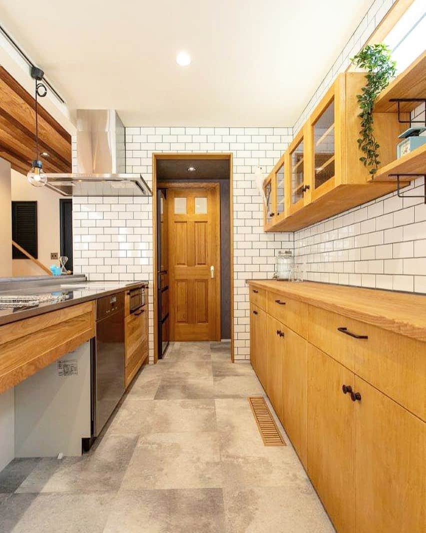 fukui-kensetsuさんのインスタグラム写真 - (fukui-kensetsuInstagram)「天童市北目O様邸のキッチンです🍴  ウッドワンの無垢パネルキッチンに、造作したカップボード、壁面にたっぷり使用したサブウェイタイルが良い雰囲気を出しています。  奥には冷蔵庫置場とパントリーがあり、扉の向こうは洗面所へと繋がる便利な導線です✨  ミーレの大きな食洗機も羨ましいですね〜。 . #キッチン#kitchen#ウッドワン#ウッドワンキッチン#造作カップボード#サブウェイタイル#タイルパーク#ミーレ食洗機#ミーレ食洗機60cm#ライフスタイル#暮らし#新築#注文住宅#マイホーム#天童市#福井建設」12月9日 17時44分 - fukui_kensetsu