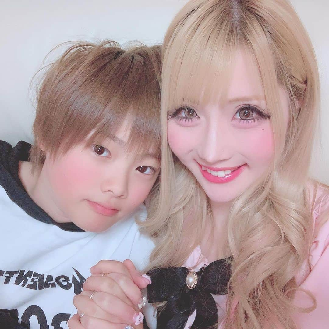 ちいめろのインスタグラム：「#ちいめろ #琉ちゃろ #親子 #仲良し #家族 #こどものいる暮らし #天使くん #可愛い #時差グラム」