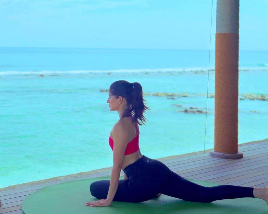 Sakshi Malikさんのインスタグラム写真 - (Sakshi MalikInstagram)「Just putting 10-15 minutes aside daily to practice yoga could transform your mood and reduce stress hormones. It has brought immense positivity in my life! And that’s why I decided to share a quick yoga flow on my YouTube channel. 🧘‍♀️💕 Do try it daily to enjoy a multitude of health benefits 💞  Follow the link in my bio and if you like this video, don’t forget to like, share & subscribe ❤️」12月9日 17時47分 - sakshimalikk