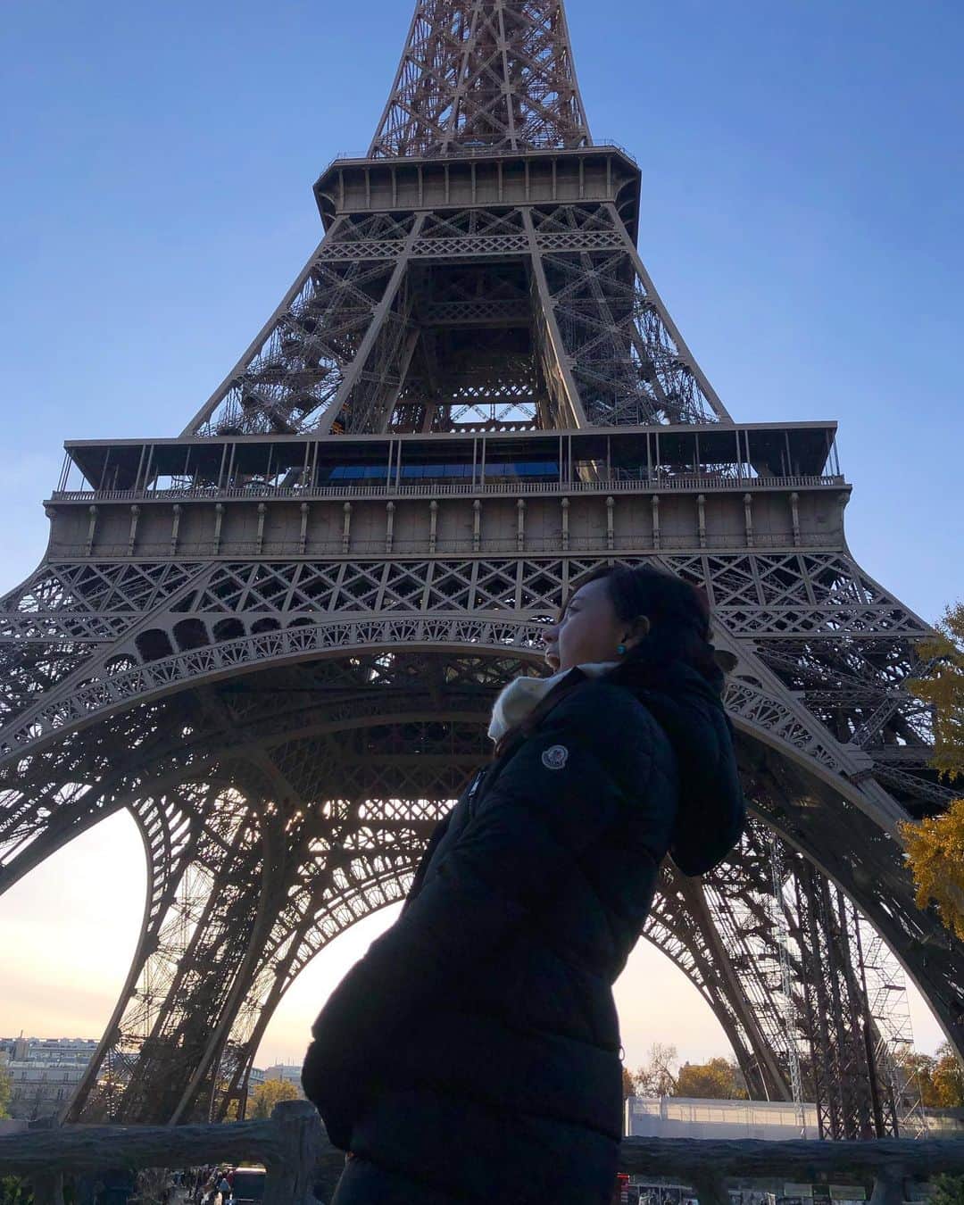 高橋まりさんのインスタグラム写真 - (高橋まりInstagram)「Emily in Parisのシーズン1見終わって、めちゃめちゃパリに住みたくなった....🇫🇷(単純)  #paris #emilyinparis #europe #effeltower  #toureiffel」12月9日 17時47分 - maributa1112