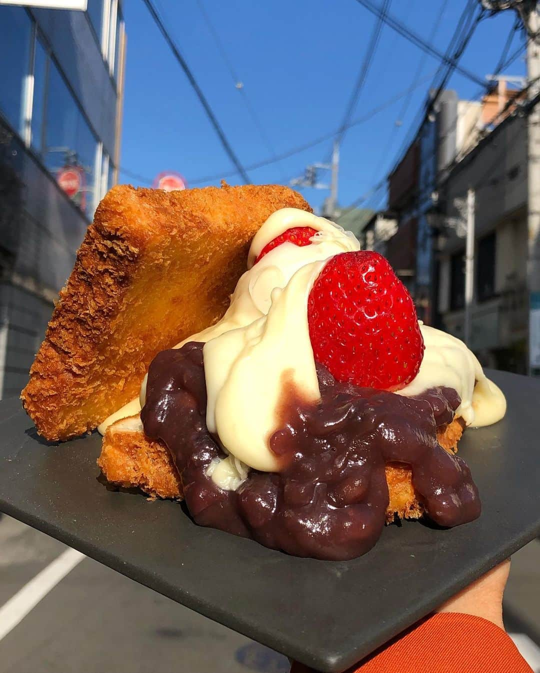 Coffee & Toast Tokyoさんのインスタグラム写真 - (Coffee & Toast TokyoInstagram)「揚げあんバター&チーズ！ 🧀🧀🧀🧀🧀  いちごのチーズフォンデュが食べたくなり、ちょっと変化球で、 揚げあんバターにチーズをかけてみました。  もともとの揚げあんバターのバターとあんこのあまじょっぱさに、 濃厚なチーズのコク、 いちごの程よい酸味が加わり、 えも言われぬ味わいに。  やみつき感あります😋😋😋  #トースト #トーストアレンジ #食パンアレンジ #田園都市線カフェ #田園都市線パン #食パン #世田谷カフェ #東京パン屋 #パンスタグラム  #吐司 #paingrillé #torrada #toast #toasttuesday #tostadas #東京カフェ  #三軒茶屋カフェ#パン #パン屋 #カフェ #あんバター #チーズ #チーズフォンデュ #いちご #いちごサンド #甘じょっぱい #あまじょっぱい #cheese #cheesefondue #cheeselover」12月9日 17時48分 - coffeetoast2