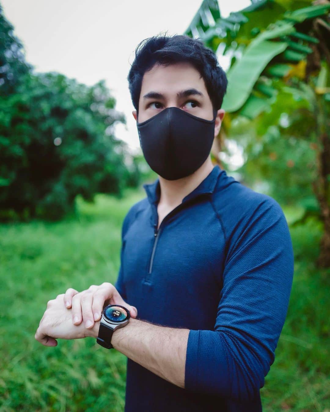 のインスタグラム：「Staying fit has been more of an individual journey this year for me. It hasn’t been the usual, but with the Huawei GT 2 pro I feel like I can make the world my very own gym. Keeping track of my fitness and progression is pretty cool with so much #PowerOnYourWrist   Start sharing the holiday spirit with HUAWEI GT 2 Pro. Avail for only PHP 11999 until January 17, 2020 to get FREE Entertainment Gift Package worth PHP 2099.  #HUAWEIWatchGT2ProPH」