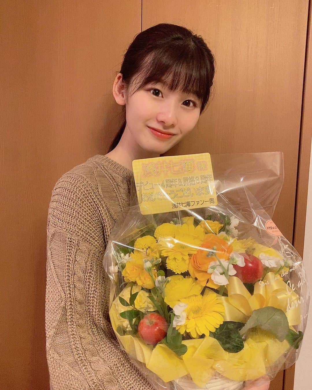 浅井七海さんのインスタグラム写真 - (浅井七海Instagram)「.﻿ デビュー＆昇格お祝い 〜🥺💐！﻿ ありがとうございます！﻿ (配信終わり髪の毛解いちゃったからボサボサ😂)﻿ いつもお花にリンゴはいっててかわe🍎﻿ ﻿ Thank you for the flowers.﻿ It's always cute with apples in it.」12月9日 17時50分 - naamin48_