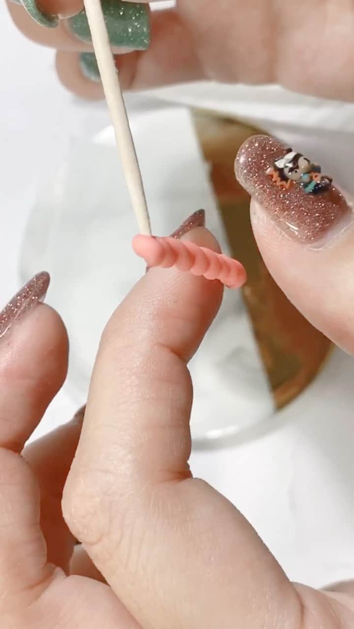 なかやまちえこのインスタグラム：「リクエストが多かった、流行りのねじねじ作るニットネイルです🧶❄️✨⠀ ⠀ Winter knit nails!❄️⠀ ⠀  PREGEL・Betty gel・きまぐれキャット・PREANFA・PREXY商品は、ネイリストの方は↓ ⠀ プリモール @nail_premall ⠀ http://gelnailshop.com/ ⠀ ⠀ キャンディポケット @candypocket_official ⠀ http://www.beautysupport.jp/sm/script_main/shoptop.php ⠀ ⠀ セルフの方は↓ ⠀ ジョイアート @joyartofficial ⠀ http://joyart.biz/ ⠀ ⠀ にて購入頂けます☺️⠀ ⠀ ⠀ @pregelofficial @kimagure_cat_whim @bettygel_official  #nail #nails #nailart #ネイル #美甲 #ネイルアート  #japanesenailart #manucure #japanesenails #manicurist #gelnails #أظافر #네일아트 #미용 #vẽmóng #ngườiđẹp  #เพ้นท์เล็บ #искусствоногтя #artedeuñas #เพ้นท์เล็บเจล #ジェルネイルデザイン #ネイルデザイン #senikuku #nagelkunst #ニットネイル #knitnails」
