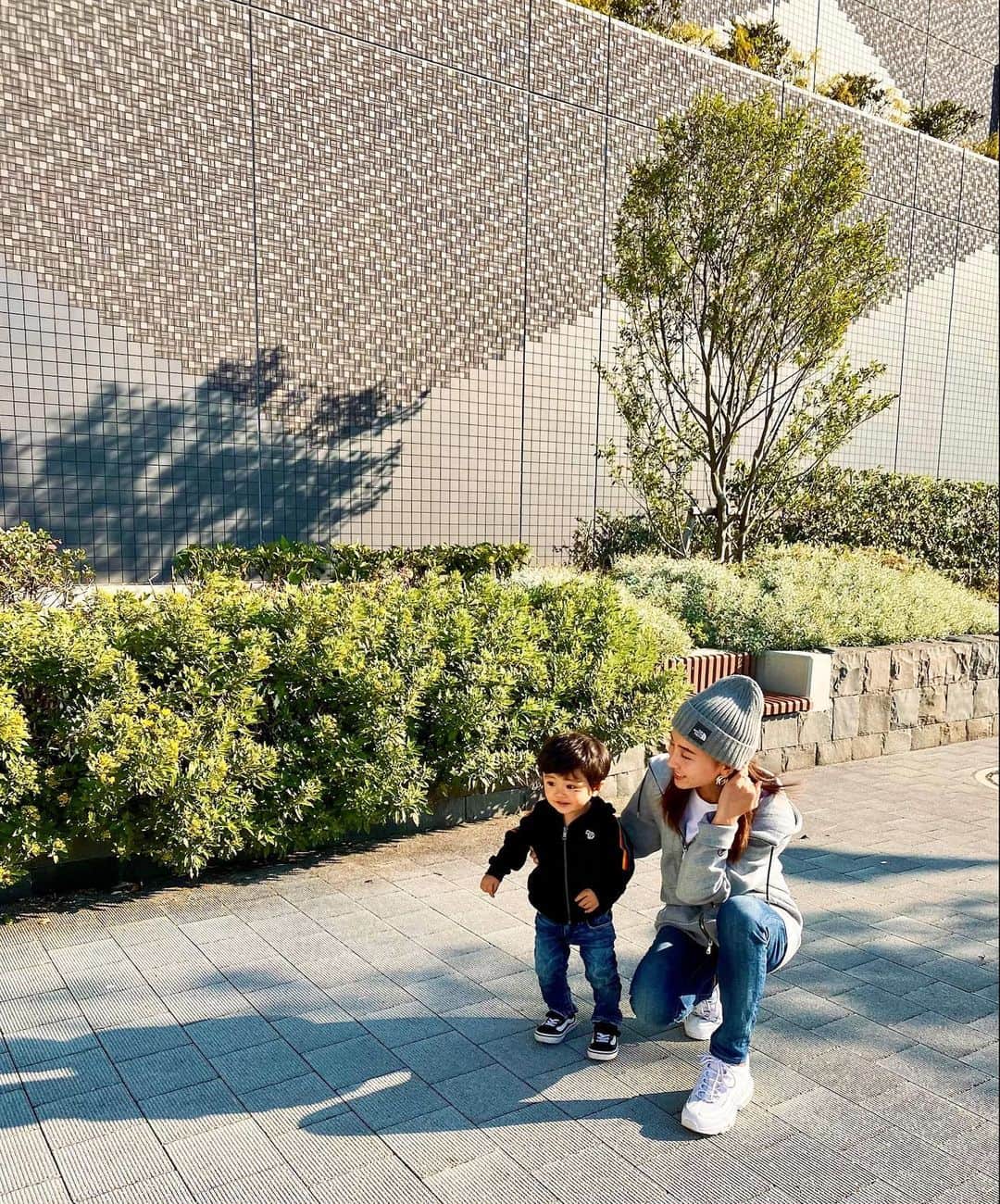 のインスタグラム：「家の中よりお外で遊ぶのが大好きで、 さすが男の子やなぁ😊♥️ 走り回って良い運動になってる気がする😂 サッカー⚽️も蹴るの上手くなってるー🤔  公園styleはパーカーにデニム👖似てた👦🏻👩🏻 ユニセックスのグレーのパーカー 裏起毛であったかい♥️  Knit hat @thenorthface  tops @dressterior_official  Pantsu  @denhamjapan  shose @nike   .  . #1歳#1歳3ヶ月#男の子ベビー#親子コーデ#リンクコーデ #dressterior#ドレステリア#ママコーデ#カジュアル #ドレステリアパーカー♯メンズパーカー#デニムコーデ」
