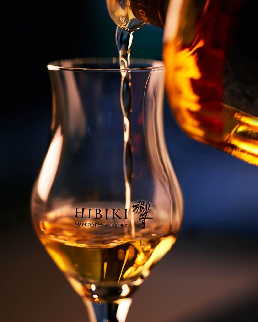 響 | SUNTORY WHISKY HIBIKIさんのインスタグラム写真 - (響 | SUNTORY WHISKY HIBIKIInstagram)「. HIBIKI TIME　～二十四節気・大雪～  琥珀が描き出す艶やかな流線に魅了される As you pour it in the glass, the amber whisky dazzles and wavers to make the beautiful stream of layers.  #hibiki #響 #二十四節気 #24seasons #大雪 #taisetsu #冬 #winter #テイスティング #tasting #テイスティンググラス #tastingglass」12月9日 18時02分 - suntorywhisky_hibiki