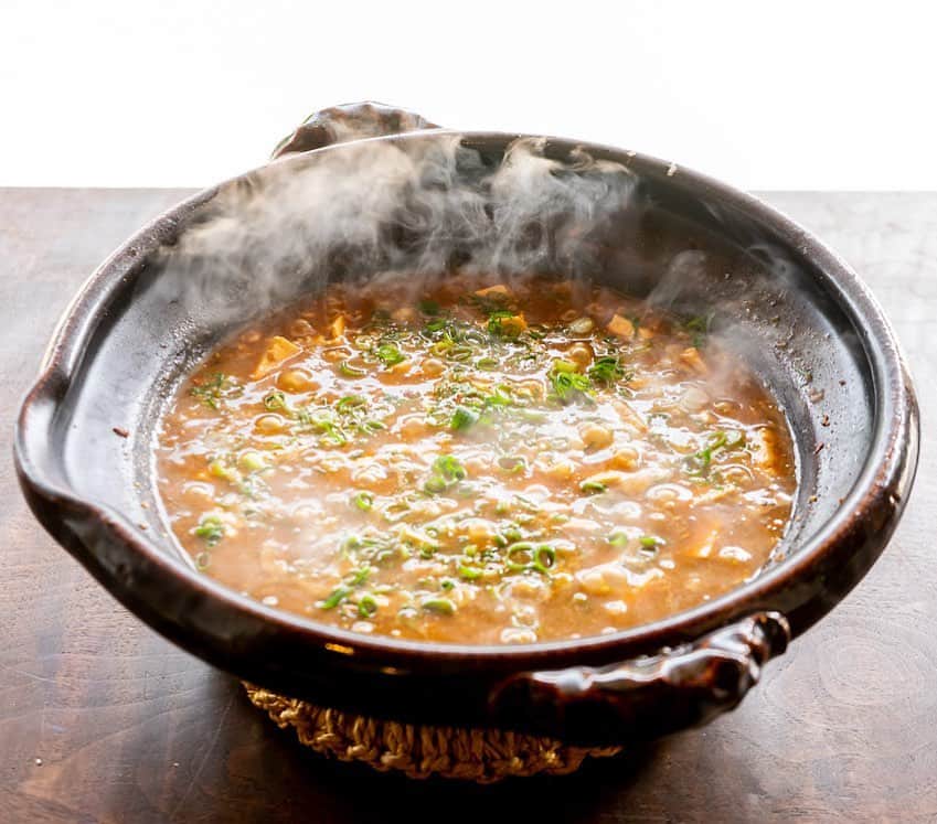 おれは食べて痩せたいのだ。さんのインスタグラム写真 - (おれは食べて痩せたいのだ。Instagram)「#土楽 の #福森道歩 さんによる #土鍋 料理「麻婆豆腐」 . 「お豆腐のかわりにアボカドを使うのも、 じつはおいしいんですよ」 アボカドを麻婆味で！ そのレシピは料理本『ひとり小鍋』に 掲載されているとのこと。 それは試してみなくっちゃ。 . #ほぼ日の土鍋 #麻婆豆腐 #ほぼ日刊イトイ新聞 #ほぼ日 #ほぼ日おいしいもの部」12月9日 17時56分 - hobonichi_oishiimono