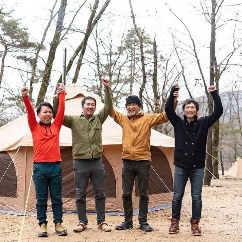 キャンプ情報サイト［ランタン］さんのインスタグラム写真 - (キャンプ情報サイト［ランタン］Instagram)「CAMP SMILE STYLE ／ 下準備は完璧。 キャンプでのおでんは最高！  ＼ いろんなキャンパーのキャンプスタイルを現地取材と一般キャンパーからの投稿で数多く掲載してます。 . . 詳しくは @lantern.camp webサイトをご覧ください . . #camp #camping #outdoor #travel #trip #lantern_smile #nature #キャンプ #キャンプ用品 #アウトドア #テント #自然 #旅行 #キャンプ初心者 #キャンプ好きな人と繋がりたい #キャンプスタイル #LANTERN #キャンプギア #こだわりキャンプギア #キャンプ飯 #おでん #キャンプ_おでん #dod #タケノコテント #ケトル #冬キャンプ #グループキャンプ #マキノ高原キャンプ場」12月9日 17時59分 - lantern.camp