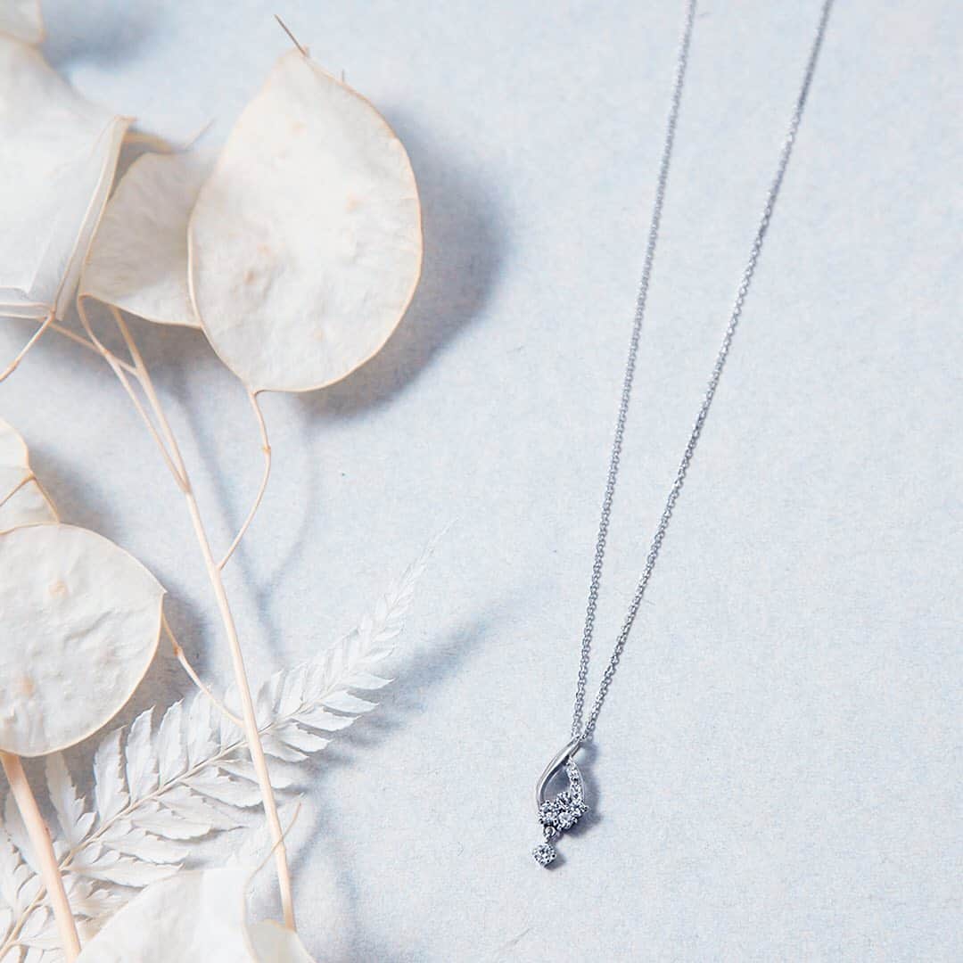 BLOOM(ブルーム) さんのインスタグラム写真 - (BLOOM(ブルーム) Instagram)「▽ 【FOR NECK】 しずくモチーフのシルバーネックレス。 程よい存在感で、胸元から上品な印象を与えてくれます。  シンプルなデザインのネックレスは、 1年間頑張った自分へのご褒美におすすめ。  ・ ・ ・  シルバー ロジウムメッキ キュービックジルコニア ネックレス 品番：BSPRB07234 ￥16,500(税込)  #bloom_winter #お守りジュエリー #ご褒美ジュエリー #bloom_official #大人ジュエリー #シンプルジュエリー #ジュエリー好き #ジュエリーファッション #ジュエリー好きな人と繋がりたい #今日のジュエリー #ジュエリーブランド #ジュエリー好きさんと繋がりたい #ジュエリーコーデ #ジュエリー好きと繋がりたい #ジュエリーコーディネート #華奢ジュエリー #ジュエリーショップ #ファッションジュエリー #ジュエリー大好き #華奢なデザイン #ジュエリーグラム #冬のbloom #シルバー派 #シルバージュエリー #ネックレス好き #シルバーネックレス #キュービックジルコニア #キュービックジルコニアネックレス #bloom_jewelry #ネックレスコーデ」12月9日 18時00分 - bloom_official_jp