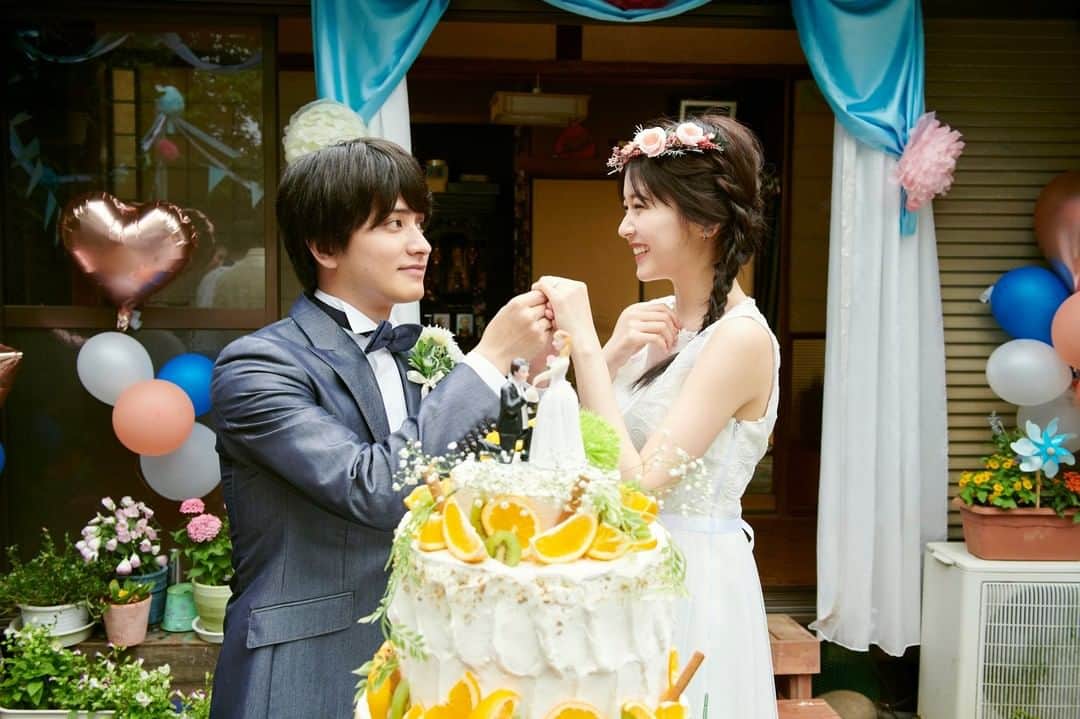 のインスタグラム：「#結婚式 かわいいウェディングケーキでファーストバイト🎂🥄  #ウェディングケーキ #ほわキュン #新婚生活 #夫婦 #結婚 #結婚生活 #新婚 #結婚写真 #marryme #りんくま #久間田琳加 @rinka_kumada0223 #瀬戸利樹 @toshiki_seto_official #ドラマ #マリーミー #LINEマンガ  ドラマ「マリーミー！」 　　・DVD化決定📀 　　・TVer・GYAO!で見逃し配信中📱 詳しくはプロフィールから番組HPをチェック❗️」
