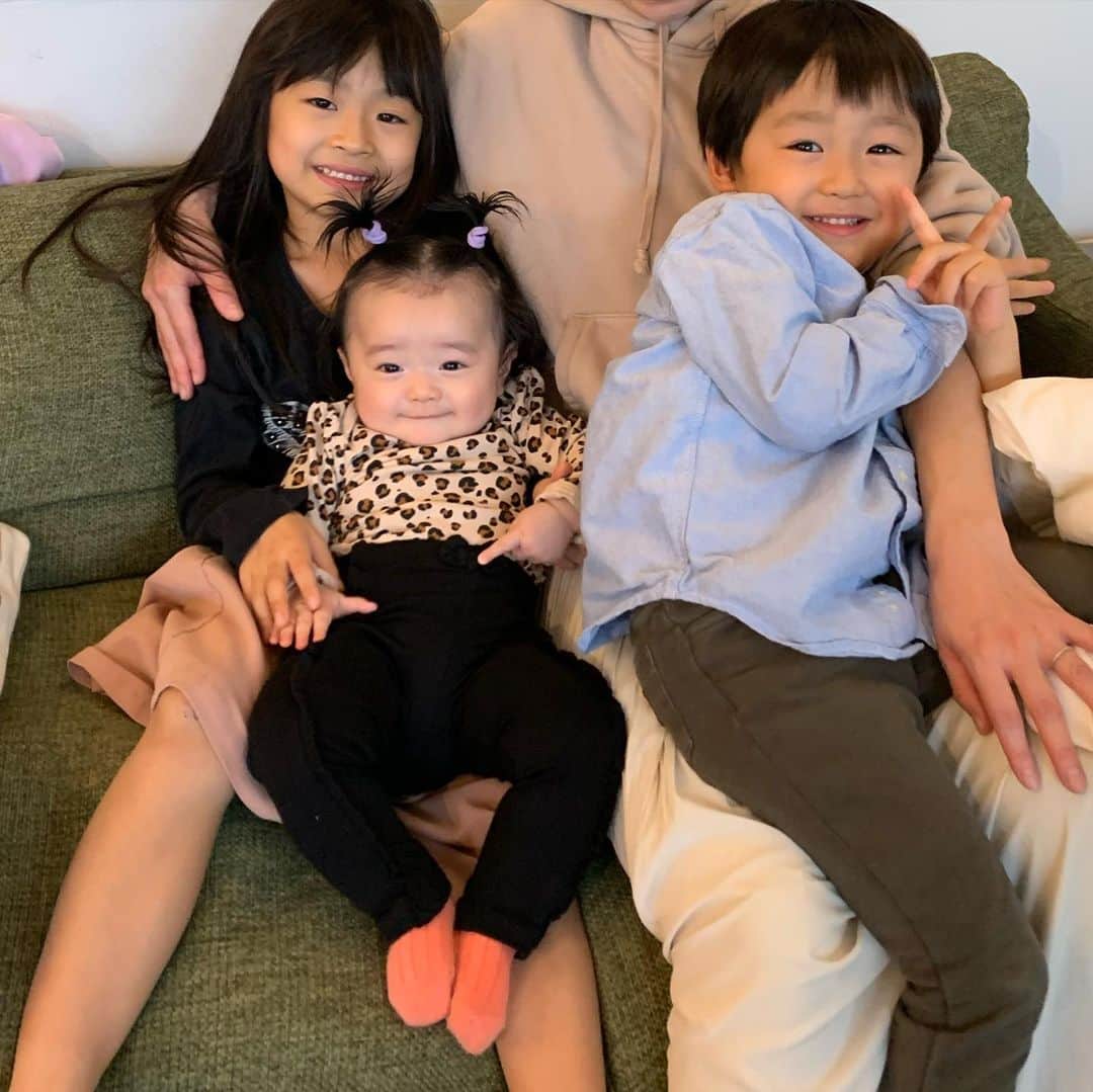 漆川由佳のインスタグラム：「念願だった従姉妹に初対面💖💖💖七葉は初めてミルクをあげて凄く嬉しそう🥰✨優しいお姉さんになってて感動😭💕遥野は照れててかわいかった💗💗💗2人共たまらんっ😍😍😍✨ たくさん可愛がってもらえて衣琉茉も嬉しそうだった❣️❣️」