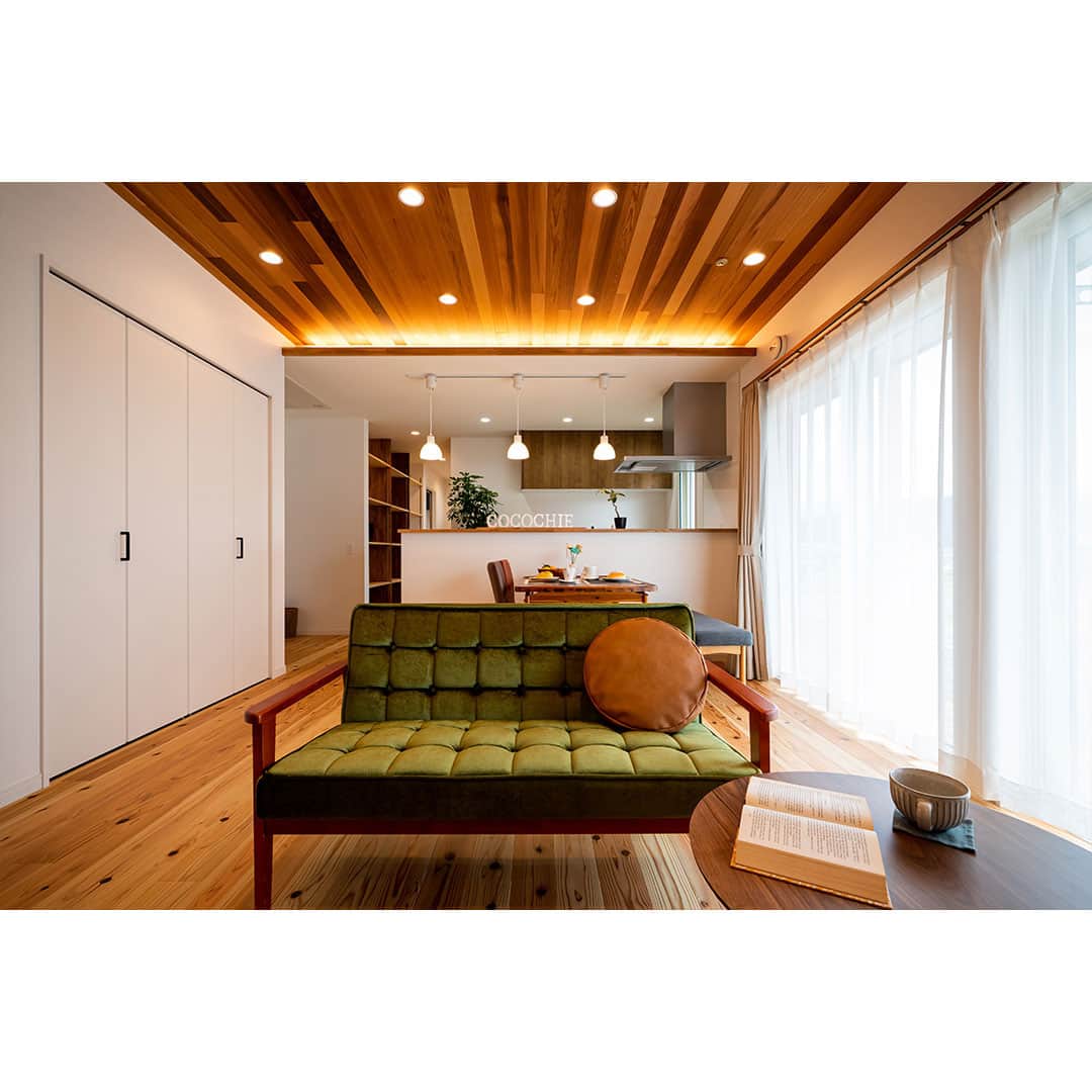ココチエ建築設計株式会社さんのインスタグラム写真 - (ココチエ建築設計株式会社Instagram)「.⁣ 大きな窓から明るい光が入る平屋のお家。⁣ この時期にはポカポカとした陽だまりができます。⁣ 直接座るのが気持ちいいスベスベとした床は信州杉の無垢材を使用しています。⁣ ⁣ - 設計士とつくる高性能デザイン住宅﻿⁣ - ココチエ一級建築士事務所﻿⁣ ＿＿＿＿＿＿＿＿＿＿＿＿＿＿＿﻿⁣ ﻿⁣ 他にも沢山のおうちをホームページでご紹介しています。﻿⁣ @cocochie_style からご覧ください！﻿⁣ ＿＿＿＿＿＿＿＿＿＿＿＿＿＿＿﻿⁣ ﻿⁣ ココチエ一級建築士事務所﻿⁣ https://cocochie-co.com/﻿⁣ ﻿⁣ contact﻿⁣ TEL・0263-87-5648﻿⁣ Mail・info-mail@cocochie.com﻿⁣ ﻿⁣ Address﻿⁣ 長野県安曇野市三郷温4614-1﻿⁣ ＿＿＿＿＿＿＿＿＿＿＿＿＿＿＿﻿⁣ #cocochie﻿⁣ #住むを楽しむ﻿⁣ ﻿⁣ #建築士事務所 #高性能住宅 #エクステリア #新築一戸建て #マイホーム #インテリア #暮らしを楽しむ #ていねいな暮らし #こだわりの家 #家づくり #デザイン住宅長野 #デザイン住宅松本 #デザイン住宅安曇野 #注文住宅松本 #注文住宅長野 #松本 #安曇野 #信州 #松本で平屋に暮らす #陽だまりでひなたぼっこ #暖かい家 #信州杉の無垢床 #ぽかぽかのリビングで読書」12月9日 18時00分 - cocochie_style