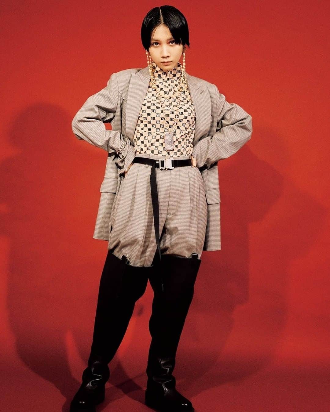のインスタグラム：「松本穂香が考える女優としての強さと誇り 数々の話題作に出演し、高い演技力でどの作品においてもその存在感を発揮する女優・松本穂香。デビューして5年、着実に女優としての地位を確立し、多くの人々の心を揺るがす。吸い込まれるような大きな瞳には、様々な経験を経て見出した彼女の意志が感じられる。松本穂香が考える自身の人物像とはー。  photographer @cistori styling @mariehiguchi hair&makeup @yuko_aika  model @weekly_matsumoto  #nylonjapan #nylonjp #honokamatsumoto #fashion #iconforever #caelumjp」