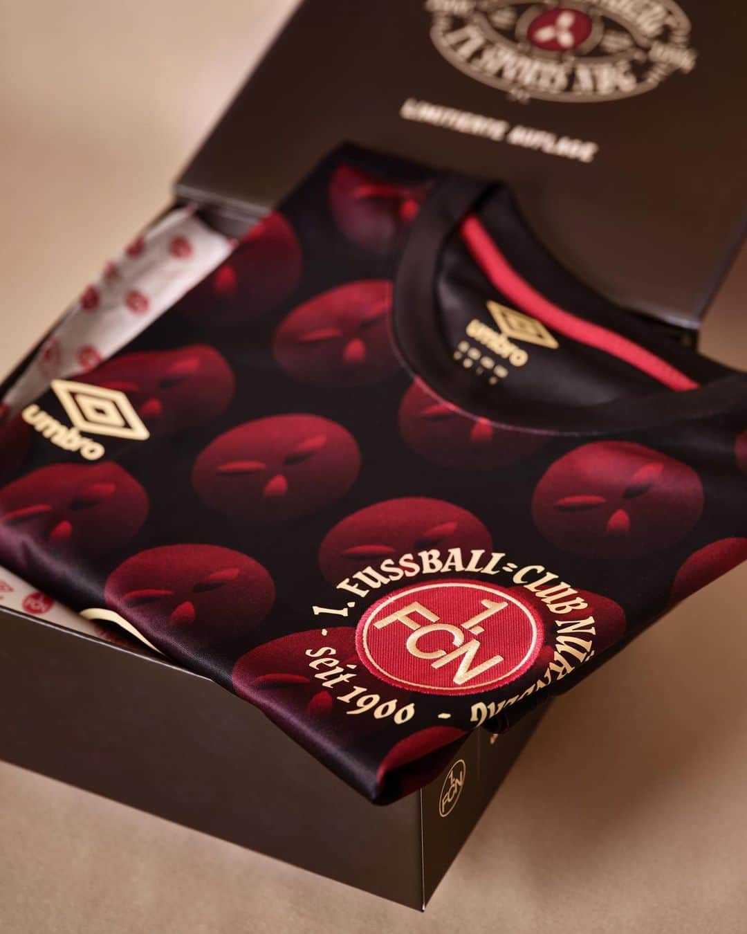 UMBROさんのインスタグラム写真 - (UMBROInstagram)「A jersey dedicated to the sweetest tradition from Nuremberg, the ginger bread or Lebkuchen how they call it. This limited edition is available now and will be worn on the pitch only once. 🔴⚫  #lebkuchenstadt #umbro #fcn #umbrofootball #football #footballshirts」12月9日 18時00分 - umbro
