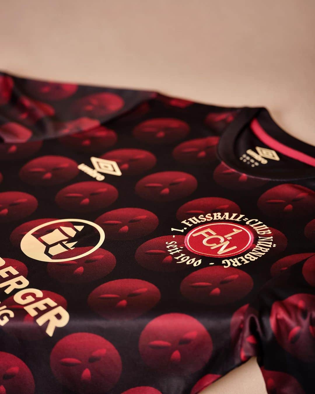UMBROさんのインスタグラム写真 - (UMBROInstagram)「A jersey dedicated to the sweetest tradition from Nuremberg, the ginger bread or Lebkuchen how they call it. This limited edition is available now and will be worn on the pitch only once. 🔴⚫  #lebkuchenstadt #umbro #fcn #umbrofootball #football #footballshirts」12月9日 18時00分 - umbro
