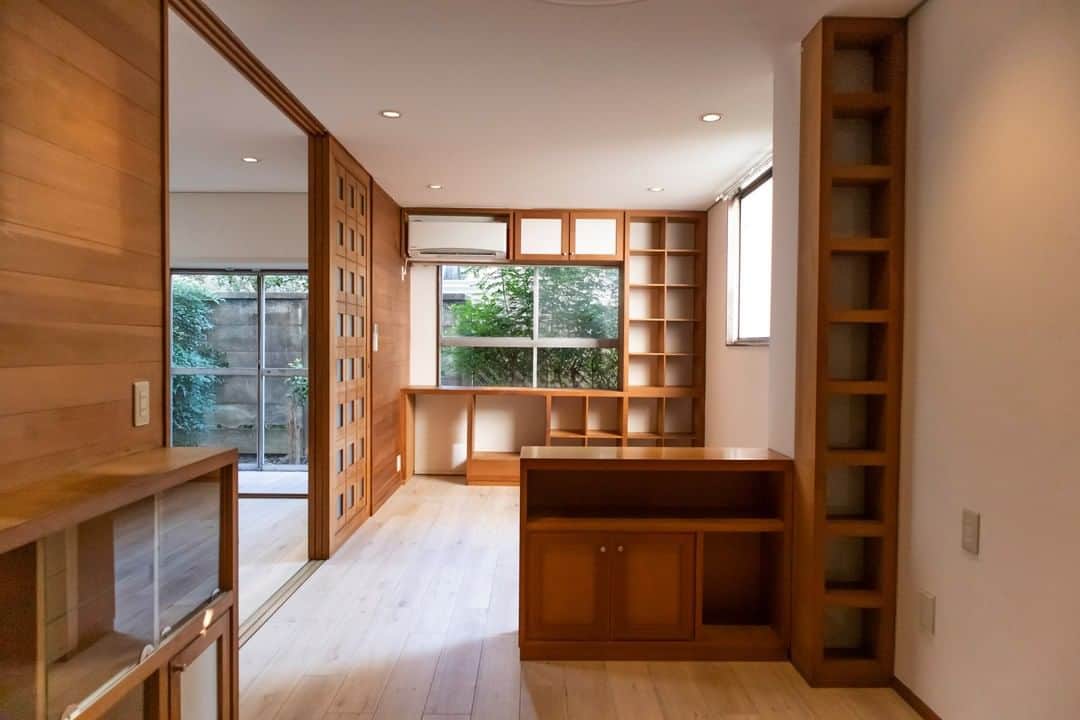 せたがやクラソンのインスタグラム：「『図書館に暮らす 102』﻿ ﻿ ・東急田園都市線駒沢大学駅 徒歩7分 ・10.3万円・42.18㎡・1LDK ___________________________________________________________________﻿  駒沢大学から徒歩7分。場所的には松陰神社前と駒沢の間くらい。 周辺は、弦巻通りというバス通りがあったり、公園があったり。 コンビニなどは少し距離があるので、お買い物は駅の近くで済ませてくるのが良さそうです。  外観からしてビンテージ感の漂うマンションの1階部分。 駐車場と駐輪場のある物件です。（※空き要確認） 綺麗に並んでいて、住んでいる住人のみなさんのマナーの良さを感じます。  玄関を開けた時、すぐに部屋の中が見えないようになっています。 目に入るのは印象的な木の格子。 あたたかみを感じる木の要素でできたお部屋です。  大容量の備え付けの棚。 昔行った、どこかの図書館を思い出しました。 ずらりとお気に入りの本を並べてみたい。  洗濯機置き場はこちら。お庭の近くにあるのは便利かも。 この縁側のような部分にも、天井部分や壁に備え付けの棚があり、 なにかと収納できます。 床下収納もあったりするので、備蓄などにも良さそう。  実際にお部屋に行った印象ですが、設備面などは問題なく、綺麗。 ですが、サッシは昔のままだったり、木部の使用感は見られます。 あと少し底冷えを感じました。  木はどうしても使用感、年季が入ってくるものなので、 その部分が受け入れられる、また、寒さは暖房などで工夫できる。  そんなことよりも、このお部屋に住んでみたい！ とピンと来た方、ぜひ！  ▼この物件の詳細、﻿ そのほかのお部屋はプロフィールのリンクから﻿ @setagayakurasson﻿ ___________________________________________________________________﻿ ﻿ 「オンラインでお部屋探し」スタートしました！ ご相談お待ちしております。 ﻿ ﻿https://setagayakurasson.com/online _____________________________________________________________________﻿ ﻿ #せたがやクラソン #せたがやンソン #賃貸 #お部屋探し #オンラインお部屋探し #引っ越し #内見 #部屋 #ワンルーム #ひとり暮らし #ふたり暮らし #好きな街 #暮らしを楽しむ #キッチン #家具 #世田谷 #賃貸インテリア #リノベーション #コンシェルジュ #世田谷のお部屋探し  #京王線 #明大前  #下高井戸  #暮らしを楽しむ #キッチン  #ビンテージマンション #外観  #グリーン  #兄弟  #家族の時間ンテンツを追加」