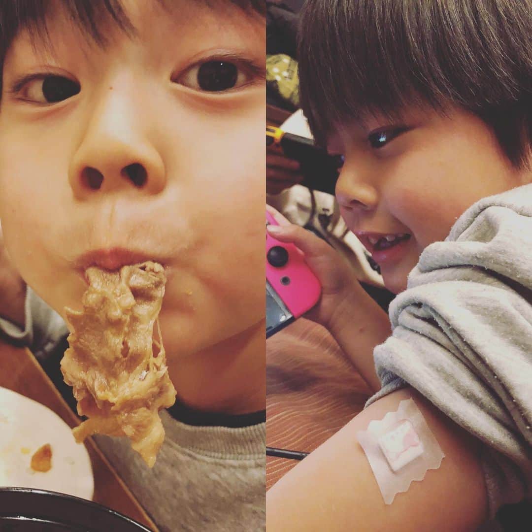 ブラザー4チャンネルのインスタグラム：「【前歯が抜けてもお肉を頬張るなな】  今日の動画upしてます✨ ぜひ見て下さい♡  注射の痕を 誇らしげに見せてくれたなーたん♪ 泣かずに出来ました✨  来年１年生になるなーたんは、 年長さんになってから劇的な成長を遂げました✨  保育園での行事も積極的になり、 撮影中、 失敗しても 対決で負けても いじけたり泣いたりがほとんどない！！  １年生になる頃にはもっと成長してるかも∩^ω^∩  #もうすぐ1年生  #年長  #男の子四兄弟  #顔がデカイんじゃない体が小さいだけなんだ  #ななと #なーたん #ブラザー4 #インフルエンザ予防接種  #実は後1回残ってる💉 #ご褒美  #食べ盛り」