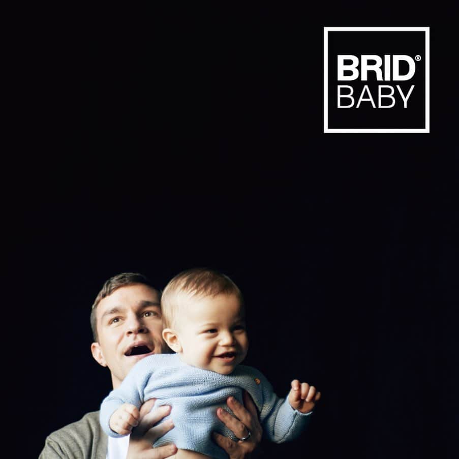 BRID 【NEXTANDARD MARKET】さんのインスタグラム写真 - (BRID 【NEXTANDARD MARKET】Instagram)「. ・ ・ BRIDが提案するベビーブランド「BRID BABY」の授乳クッション ・ ・ 授乳時の姿勢からくるママの肩や首の負担を和らげます ・ ・ スマートフォンに合わせたサイズのポケットがついていて、授乳時間を計ったり、タオルガーゼを入れてご使用できます ・ ・ ・ 【BRID BABY 授乳クッション ￥4,000(税別)】 ・ ・ ・ BRID BABY公式アカウント：@brid.baby ・ 赤ちゃんは誰が育てるの？「BRID BABY」の答えは、ママもパパも、家族みんな。それならば、プロダクトはママもパパも使えて、そして家族のインテリアにも馴染むものがいい。どちらの目線からも素敵と思える。どちらにとっても使いやすい。 「BRID BABY」は、ママとパパどちらの暮らしも向上させるプロダクトブランドです。  ・ ・ ・ #brid #bridbaby #baby #授乳クッション #授乳 #出産準備 #マタニティ #育児グッズ #ベビーグッズ #ベビー用品 #赤ちゃん用品 #赤ちゃんグッズ #マタニティライフ #マタニティ生活 #マタニティグッズ #授乳グッズ #新生児 #赤ちゃん #赤ちゃんのいる暮らし #赤ちゃんのいる生活 #プレママ #育児 #0歳児 #初マタ #妊娠 #ベビールーム #インテリア #ベビー #インテリア雑貨 #リビング」12月9日 18時11分 - brid_japan