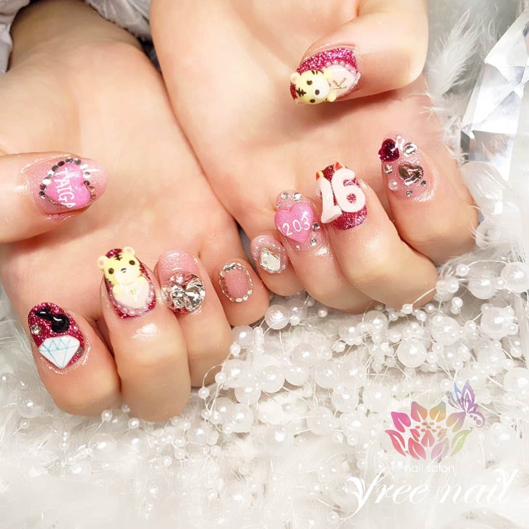 free nail フリーネイルのインスタグラム：「. お客様ネイル💅🏻💫 . 推しメン3Dパーツ🐯💗 . オリジナル3Dパーツ freenailアプリからの 事前ご予約でお作りします👩🏻‍🎨🎨 . ご来店ありがとうございました🙇🏻‍♀️🙇🏻‍♀️🙇🏻‍♀️💗 . #ネイルアート #ジェルネイル #ネイルサロン #大阪ネイルサロン #ネイルデザイン #ネイルチェンジ #推しネイル #3Dネイル #キャラクターネイル #ネイルパーツ #ピンクネイル #ハートネイル #デザインネイル #トレンドネイル #立体ネイル #ラブリーネイル #ネイルパーツ #冬ネイル #winternails #nailsart #nailsdid #美甲 #日式美甲 #日式美甲胶 #日本美甲师 #日本美甲老师 #美甲上课 #日本胶 #フリーネイル #freenail」