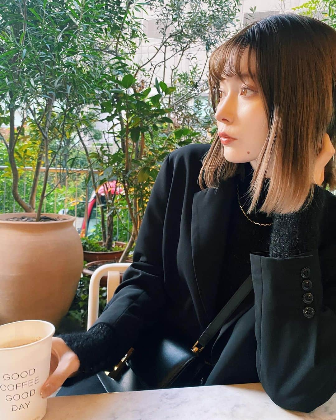 八木アリサさんのインスタグラム写真 - (八木アリサInstagram)「お散歩日和じゃった☺️🍂 . 🧥 #sheer 👜 #saintlaurent」12月9日 18時12分 - alilouss