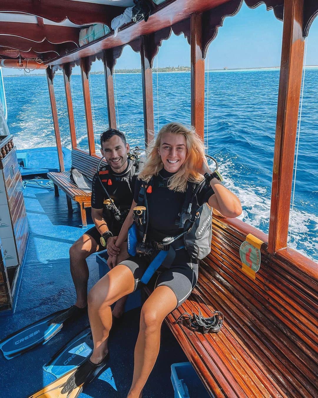 Zanna Van Dijkさんのインスタグラム写真 - (Zanna Van DijkInstagram)「A couple of very excited water babies 🤿🌊 Swipe right to see some snippets of our first scuba dive of the trip, captured by our @residencemaldivesdhigurah instructor @ahmedyash73 👌🏼 I was a beautiful reef, we spotted 6 turtles (including a mummy & baby!), 6 eagle rays (as seen in the video!) and so much other marine life - from huge schools of fish through to tiny cleaner shrimp and nudibranchs 🤩🙌🏼 I’ve been diving since I was a young girl and I am at home underwater. It feels so good to return to a passion I have neglected for the past couple of years. Do you want me to share more of the underwater world? 💙 #scubadiving #scuba #scubadiver #scubalife #scubagirl #scubajunkies #scubagram #underwater #underwaterworld」12月9日 18時04分 - zannavandijk