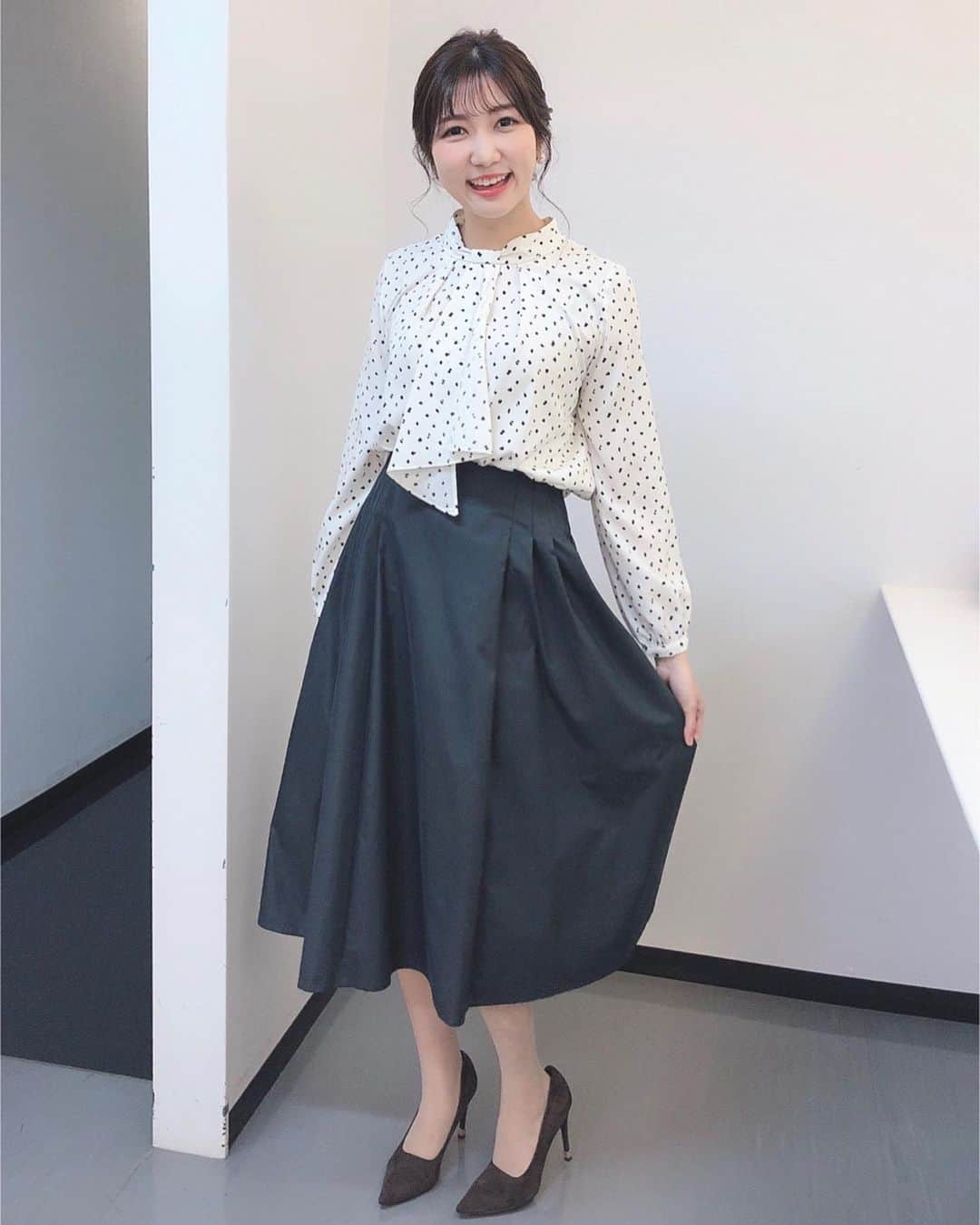 山﨑加奈さんのインスタグラム写真 - (山﨑加奈Instagram)「・ みなスポ衣装🧚🏻 👚: air closet 👗: Ballsey  👠: CHARLES & KEITH  スカートは母に買ってもらったもの☺️ ほどよい光沢感が衣装向き✨  髪の毛もたまーにシニヨンにしてもらうと背筋がシャンとします😊 ・ #静岡放送 #アナウンサー #みなスポ　 #スポーツキャスター  #女子アナコーデ  #女子アナヘア #エアクロ #ballsey #charlesandkeith  #山﨑加奈」12月9日 18時06分 - kana_yamazaki_sbs