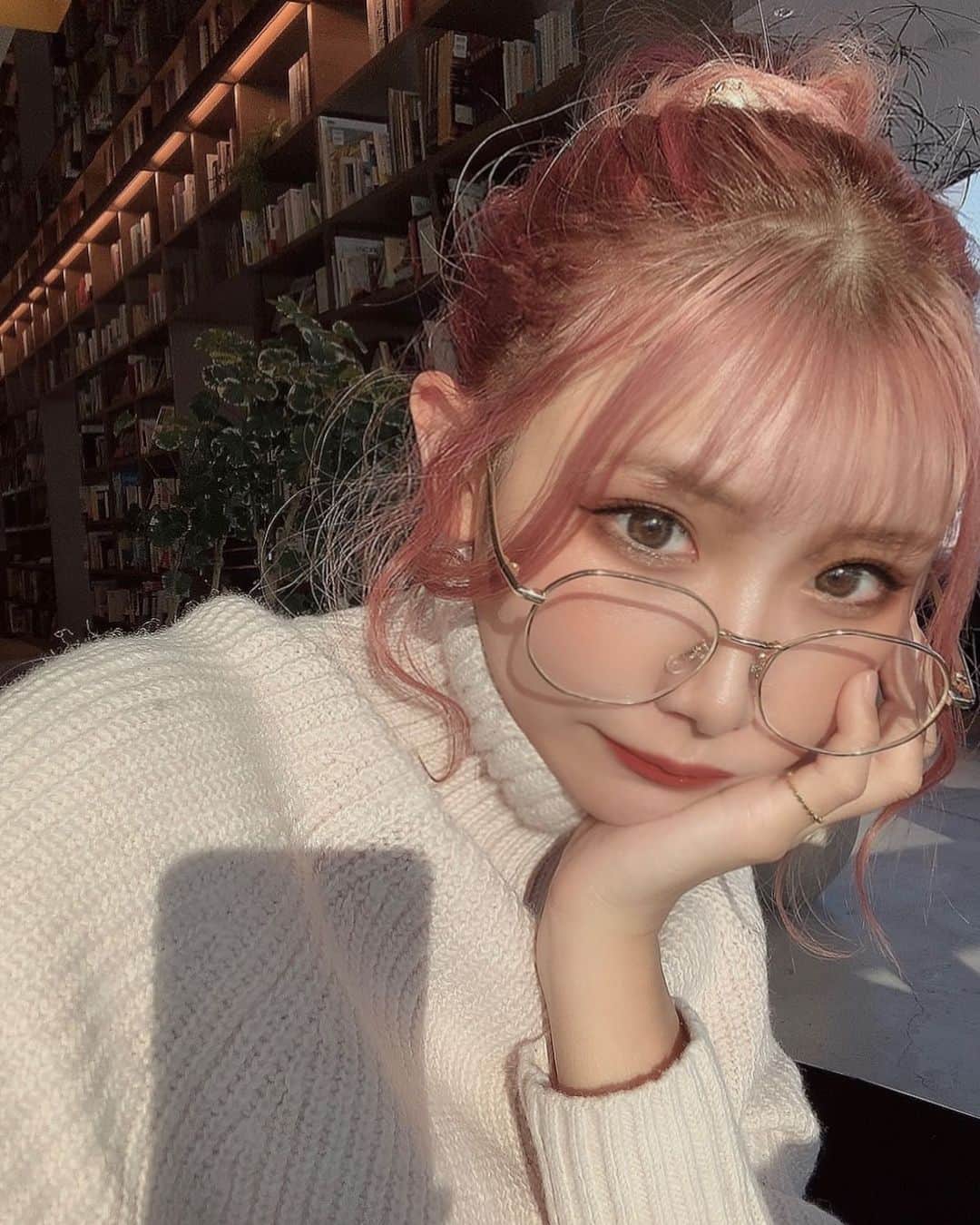 のインスタグラム：「. 🤓❤︎((短い髪の毛すぐでてくる🌱www)) 手添えがち（笑） 最近大学の友達と卒論しかしてない🥸 頑張らないと…💻 . #ピンクヘアー #ピンクカラー #handmade  #渋谷カフェ」