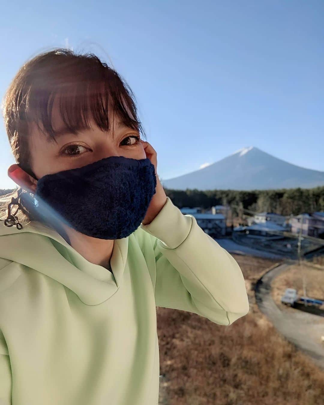 芳美リンさんのインスタグラム写真 - (芳美リンInstagram)「富士山ーーー！  こんなにばっちり見えると、やはり気持ちいいー🗻 着心地のよいパーカーで、アクティブ旅！  マスク変わっているねと言われましたが、 コードとは別売りです。  北海道で作られている、天然藍染で抗菌、消臭👏 もこもこのパイル地で、暖かいので、冬のアウトドアにもピッタリです！ あと、この生地の嬉しい点は、メイクがマスクにつかない！😀洗って何度も使うものなので、大事なポイント！  @aizome_zabo #aizomezabo #マスク #マスクコーデ #藍染マスク #天然藍染 #冬マスク #pr #旅コーデ @julesandrae #julesandrae #ジュールアンドレイ #マスクコード @weekend.by.tryl #富士山 @be.girl_official #カラコン #EverColor1day #begirl」12月9日 18時12分 - lynn.lynn5