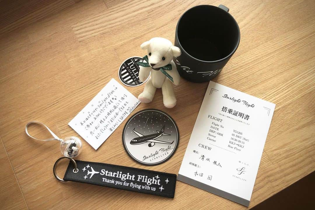 スターフライヤーさんのインスタグラム写真 - (スターフライヤーInstagram)「【第二回目Starlight Flightが行われました⭐️】﻿ ﻿ 大好評いただいた『Starlight Flight』の第二回目が12/5に行われました。﻿ ﻿ プラネタリウム上映のプログラム内容や、ご搭乗のお客様へのお土産など、前回からますますパワーアップ❗️😊﻿ ﻿ ﻿ ✈️搭乗者限定グッズ﻿ パイロットが一枚一枚心を込めて書いた搭乗証明書、﻿ 限定ステッカーやフライトタグにマグカップ、﻿ 飛行機をモチーフにしたチャーム、﻿ TULLY‘S COFFEEのキュートなミニベアー、﻿ スターフライヤー社員からのメッセージカードは一つとして同じものはないので、どんなことが書かれているか、受け取ってからのお楽しみです😊﻿ ﻿ ﻿ ✈️ご搭乗以外の方も楽しめる﻿ 15:00-21:00 機内販売やオンラインショップの商品などスターフライヤーグッズを北九州空港1Fで販売、ここでしか販売がないグッズもあります😉﻿ 17:00-17:30 出発ロビーでは響ホール室内合奏団が『星に願いを』など星に関する曲を中心に美しく奏でます🎵﻿ 行列必至の行橋市の高級食パンの人気店 @kijintohenjin さんの限定販売も🍞﻿ 今週末、12/12のフライトでも実施決定なので、ご搭乗でない方も北九州空港に遊びに来てみてはいかがですか❓﻿ ﻿ ﻿ 12月5日のフライトはお天気にも恵まれ、﻿ 機長も「この一年間フライトした中で最も綺麗に夜景が見える日」だったということで、プラネタリウム上映や星空だけでなく夜景も楽しめ、とてもラッキーなフライトでしたね✨﻿ ﻿ 飛行機は基本的には『移動手段』ですが、﻿ こうした、非日常な体験をご提供できる、ご搭乗の全ての方に夢と希望を与えるものでありたいと思います😌﻿ ﻿ ﻿ ﻿ #スターフライヤー﻿ #STARFLYER﻿ #星悅航空﻿ #プラネタリウム﻿ #飛行機﻿ #airplane﻿ #MEGASTAR﻿ #大平貴之﻿ #planetarium﻿ #チャーターフライト ﻿ #charterflight﻿ ﻿ Special thanks(ステッカーデザイン)﻿ Switch Soga Design Office」12月9日 18時12分 - starflyerjapan