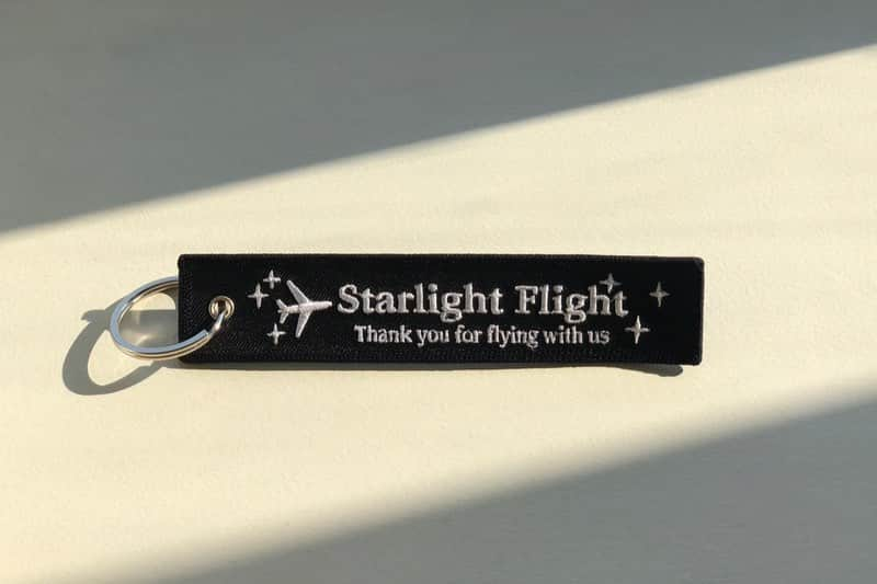 スターフライヤーさんのインスタグラム写真 - (スターフライヤーInstagram)「【第二回目Starlight Flightが行われました⭐️】﻿ ﻿ 大好評いただいた『Starlight Flight』の第二回目が12/5に行われました。﻿ ﻿ プラネタリウム上映のプログラム内容や、ご搭乗のお客様へのお土産など、前回からますますパワーアップ❗️😊﻿ ﻿ ﻿ ✈️搭乗者限定グッズ﻿ パイロットが一枚一枚心を込めて書いた搭乗証明書、﻿ 限定ステッカーやフライトタグにマグカップ、﻿ 飛行機をモチーフにしたチャーム、﻿ TULLY‘S COFFEEのキュートなミニベアー、﻿ スターフライヤー社員からのメッセージカードは一つとして同じものはないので、どんなことが書かれているか、受け取ってからのお楽しみです😊﻿ ﻿ ﻿ ✈️ご搭乗以外の方も楽しめる﻿ 15:00-21:00 機内販売やオンラインショップの商品などスターフライヤーグッズを北九州空港1Fで販売、ここでしか販売がないグッズもあります😉﻿ 17:00-17:30 出発ロビーでは響ホール室内合奏団が『星に願いを』など星に関する曲を中心に美しく奏でます🎵﻿ 行列必至の行橋市の高級食パンの人気店 @kijintohenjin さんの限定販売も🍞﻿ 今週末、12/12のフライトでも実施決定なので、ご搭乗でない方も北九州空港に遊びに来てみてはいかがですか❓﻿ ﻿ ﻿ 12月5日のフライトはお天気にも恵まれ、﻿ 機長も「この一年間フライトした中で最も綺麗に夜景が見える日」だったということで、プラネタリウム上映や星空だけでなく夜景も楽しめ、とてもラッキーなフライトでしたね✨﻿ ﻿ 飛行機は基本的には『移動手段』ですが、﻿ こうした、非日常な体験をご提供できる、ご搭乗の全ての方に夢と希望を与えるものでありたいと思います😌﻿ ﻿ ﻿ ﻿ #スターフライヤー﻿ #STARFLYER﻿ #星悅航空﻿ #プラネタリウム﻿ #飛行機﻿ #airplane﻿ #MEGASTAR﻿ #大平貴之﻿ #planetarium﻿ #チャーターフライト ﻿ #charterflight﻿ ﻿ Special thanks(ステッカーデザイン)﻿ Switch Soga Design Office」12月9日 18時12分 - starflyerjapan