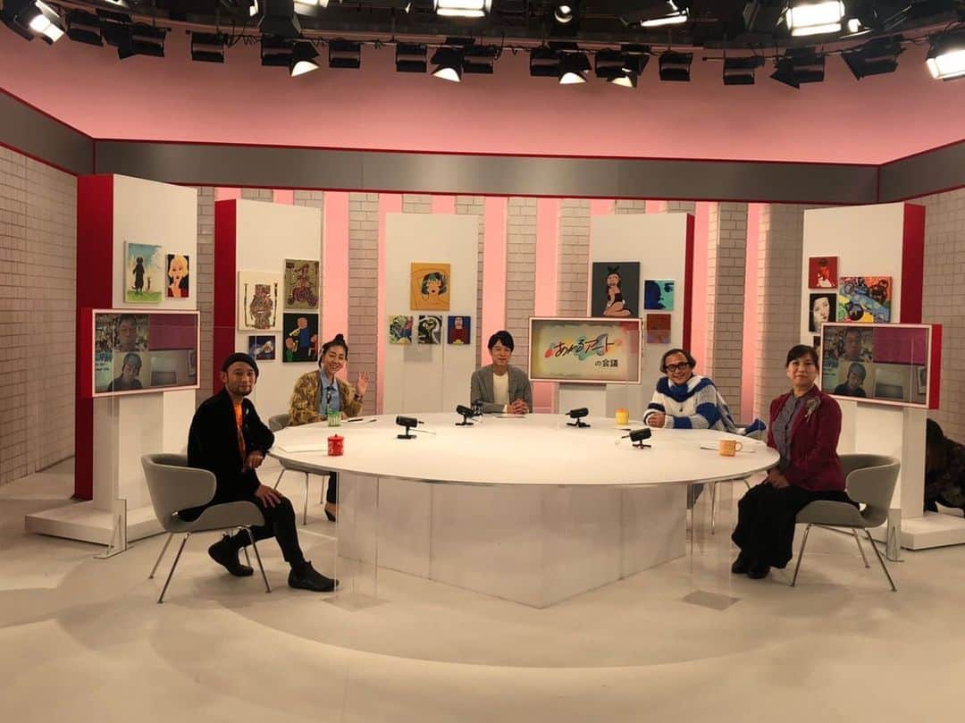 安藤モモ子のインスタグラム：「そういえばの先だって。 久しぶりにNHKさんへ。 あがるアート！会議！ どんな感情を引き出してくれる作品も、全ては明るい方へ、あがる☝️方へ進むために存在している！ アートは観る者の中に在る。素敵な言葉を教えていただきました😊  放送日は以下の通りです↓ ◆『ハートネットTVあがるアート　リモート会議①（前編）』 　2021年　1/5(火)20:00～20:29（ETV） 　2021年　1/12(火)13:05～13:34（ETV）※再放送 ◆『ハートネットTVあがるアート　リモート会議②（後編）』 　2021年　1/6(水)20:00～20:29（ETV） 　2021年　1/13(水)13:05～13:34（ETV）※再放送  #ハートネットtv  #あがるアート」