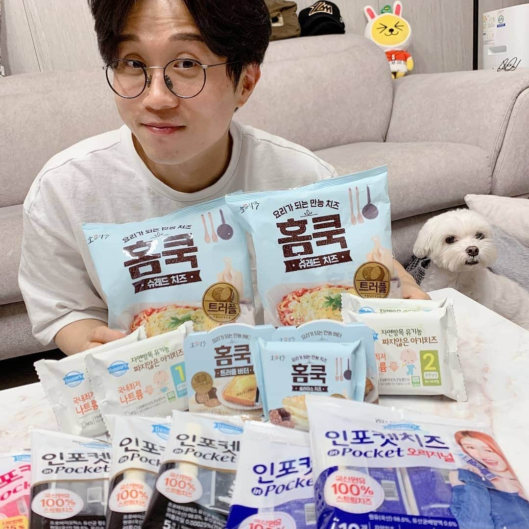 パク・ソングァンさんのインスタグラム写真 - (パク・ソングァンInstagram)「치즈덕후들 모여 🧀🧀🧀💛💛 여러분 완전 미쳤네유 😭 #동원 #dongwon 과 함께합니다. 오늘 저녁 9시 어플<그립>  박성광 채널 들어오시면 🧀트러플 치즈, 슈레드 치즈, 아기 치즈,  스트링 치즈, 트러플 버터!!!!!  🥓#동원참치 와 #리챔 까지 👏🏻👏🏻👏🏻👏🏻  엄청난 할인~!!!!😍😍  '최저가'👍🏻👍🏻로 한번에 가져가실 수 있어요 💛  놀러오셔서 저와 수다도 떨고, 홈브런치도 해보고, 트러플 풍미가득한 치즈도 GET해가셔요 ! ☺️  9시에 '그립'에서 만나요!!  오시는 방법👉🏻 📣박성광 채널 오는법📣 1.구글스토어 or 앱스토어에서 <그립>을 검색해 다운 받는다. 2.검색창에 박성광을 검색한다. 3.팔로우하고 지구 최저가로 햇반을 득템‼️쿠폰  - 1만원 이상 구매시 1,500원 할인 쿠폰  - 3만원 이상 구매시 3,000원 할인 쿠폰  ※ 배송비  - 무료배송 7천원 할인 쿠폰까지 준비했습니다🙏  오늘 밤 10시 모바일 홈쇼핑 어플 '그립'에서 라이브진행하니 많이많이 놀러오세요🤗」12月9日 18時18分 - parksungkwang_22