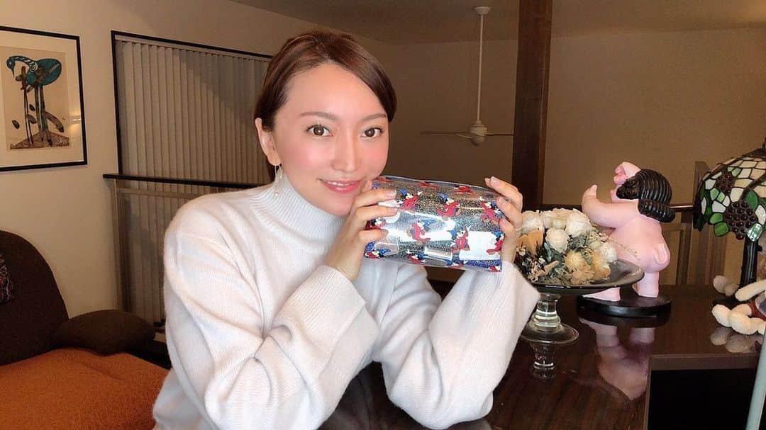 加藤綾菜さんのインスタグラム写真 - (加藤綾菜Instagram)「こんにちは♡ YouTubeをアップしました😆❤️  今回はコメントでもたくさん頂いていた 私の簡単でナチュラルなメイクを紹介したいと思います🧸  普段のメイクはナチュラルな事が多いいので あまり変化が分からないかもしれないんですが、私なりのこだわりなど紹介しているのでもし参考になったら嬉しいです😆💕 #加藤家の日常  #メイク動画 #YouTube」12月9日 18時18分 - katoayana0412