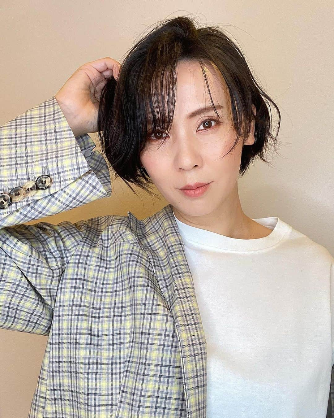 花野じゅりあのインスタグラム：「. 同期の緒月遠麻にヘアメイクしました  もともと、とても華やかな顔立ちなので、馴染みやすいオレンジ系でヘルシーに血色を入れつつ、目のキワやアイブロウは柔らかく締めて、チークやリップはふわっと同系色に、肌は薄めのファンデでナチュラルなセミマットにしました  ヘアは、ダークカラーでボブとショートの間くらいの長さなので、柔らかさがでるような立体感を意識してみました  何より、本人に喜んでもらえたことが、とても嬉しかったです  たろーは相変わらず、かっこいい . . . . . #緒月遠麻 #宝塚歌劇団og #makeup#hairmake #ナチュラルメイク」