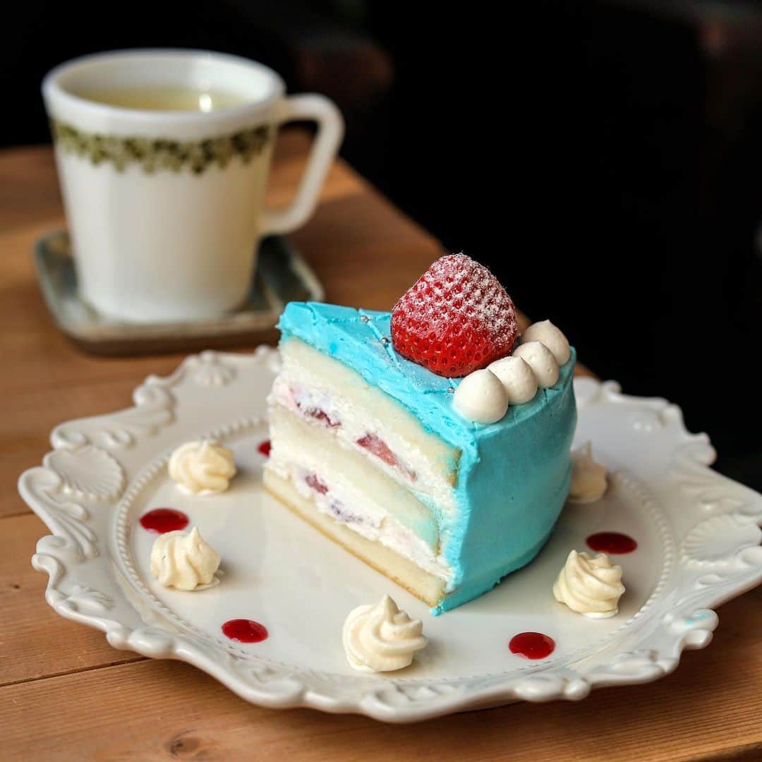 きょん。さんのインスタグラム写真 - (きょん。Instagram)「.  .  Cafe de Agenda @cafedeagenda  青いケーキ、 と聞くと 一瞬ひるむかも知れないけど、 お味はいたって 優しいいちごショート🍰  提供は短期間とのこと_φ  #CafedeAgenda #sweets#christmas」12月9日 18時22分 - kyon_tokiiro