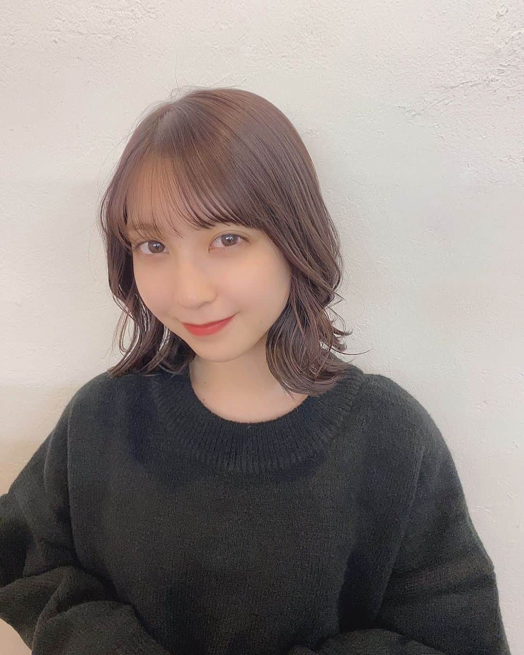 松岡菜摘のインスタグラム：「. . 髪色整えてもらってきた☺︎ . 肌しかメイクしてなくて顔薄い😂 . #haircolor」