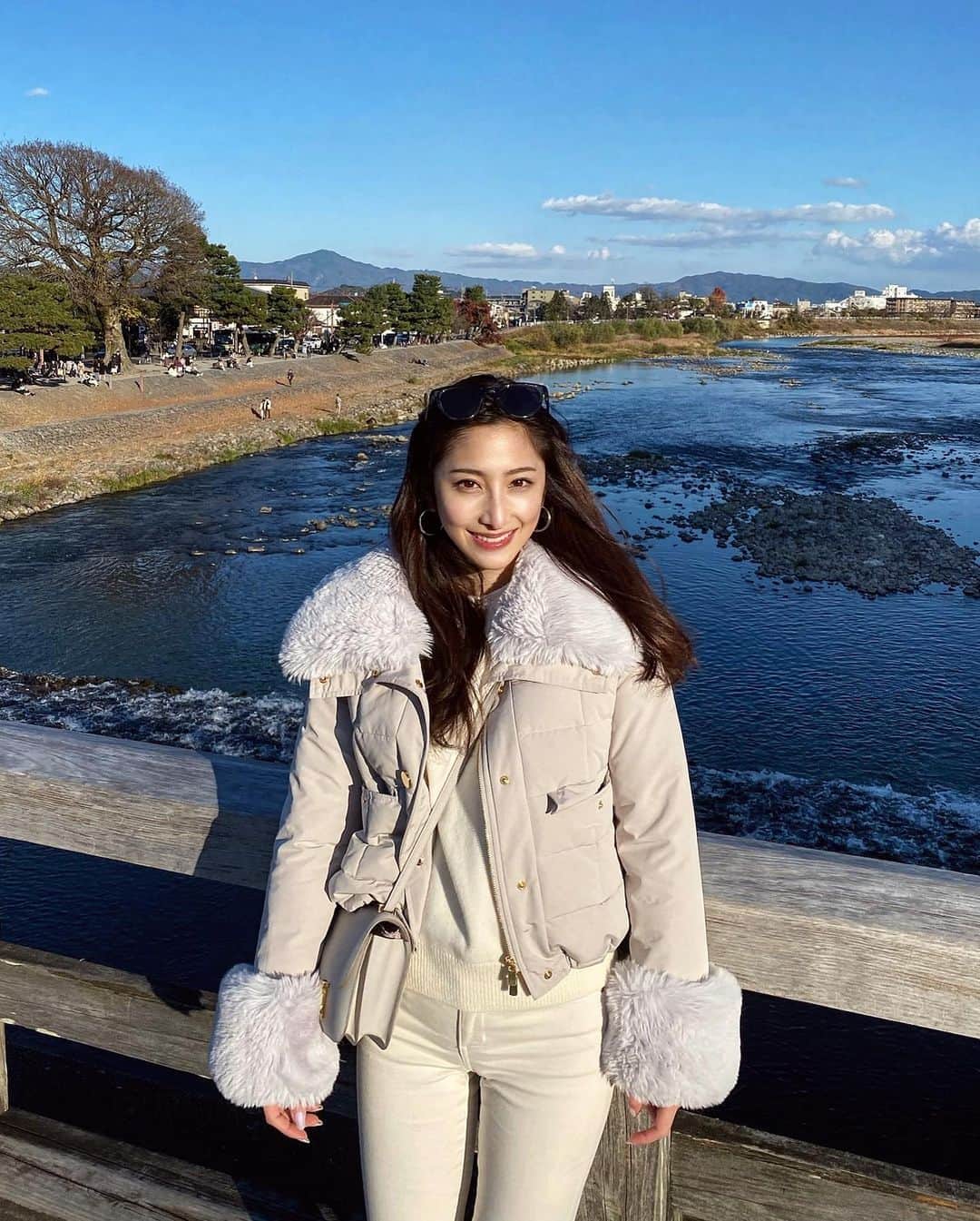 のインスタグラム：「． 京都駅から嵐山まで 自転車で行ってきたよ〜🚴‍♀️ ． マイナスイオンたくさん吸ってきた😆🌿 ． DM頂いたので 🐏コーデ詳細載せます♡ outer... @grace_continental.div knit/pants... @uniqlo sunglasses... @eyevol_official sneaker... @ugg @uggjapan  ． 竹林の方も行ってきたよ〜😎🎍 ． #嵐山 #渡月橋 #嵐山竹林 #京都観光」