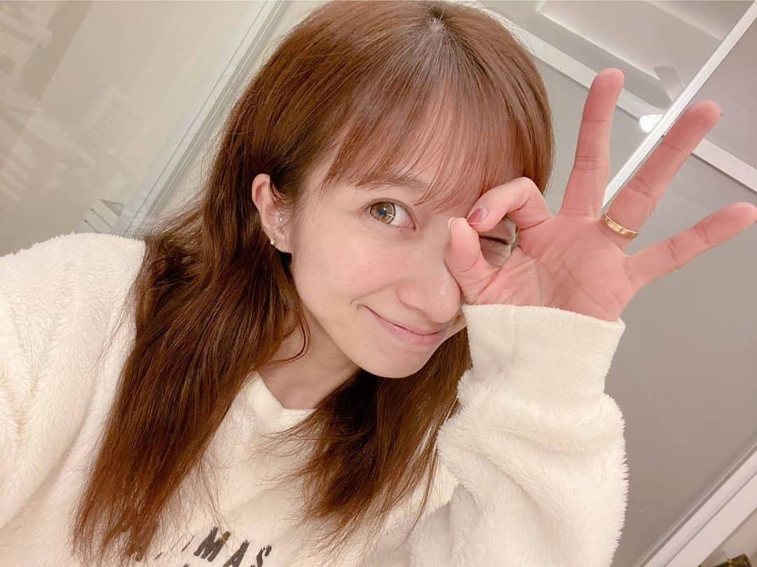 辻希美さんのインスタグラム写真 - (辻希美Instagram)「エリクシール☺️💕( @elixir_official_shiseido )さんから頂いた美白＆エイジングケアシリーズの化粧水と乳液✨ 最近ホントに乾燥がすごくて気にしてたところだからしっとりタイプにしました☺️💕💕👍 エリクシールはラインナップが豊富だから季節とかお肌のタイプに合わせて使い分けてるょ❤️  私はコットンで朝晩たっぷり もうひったひたになるくらいがちょうどいい感じ😆‼️👍"  お肌に均一なハリを与えてくれて つや玉がある肌になれるんだって 大人気なのも納得‼️‼️  30代半ばのエイジングケアとしてオススメだょ😉💕💕🤚  #つや玉続く化粧水乳液 #ad #エリクシール #エイジングケア ※美白化粧品とは、メラニンの生成を抑え、シミ・そばかすを防ぎます ※エイジングケアとは年齢に応じたうるおいケアです」12月9日 18時27分 - tsujinozomi_official