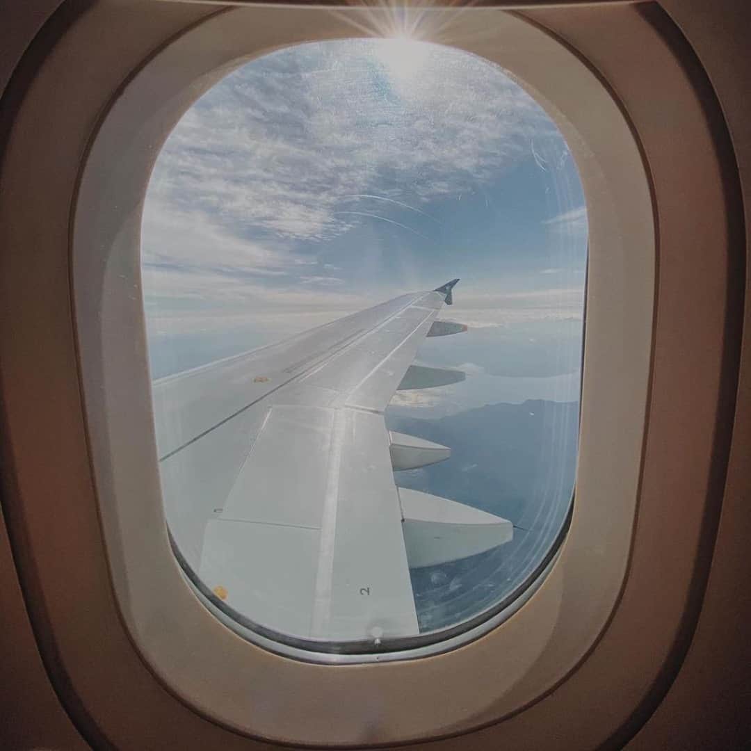 エールフランスのインスタグラム：「Une vue magique, un lieu privilégié, un instant suspendu, ça nous avait manqué.  A magical view, a privileged place, a suspended moment, we missed it.  Merci @estelleshaka ✨  #AirFrance #explore #traveling #plane #aviation #views #airfranceprotect」