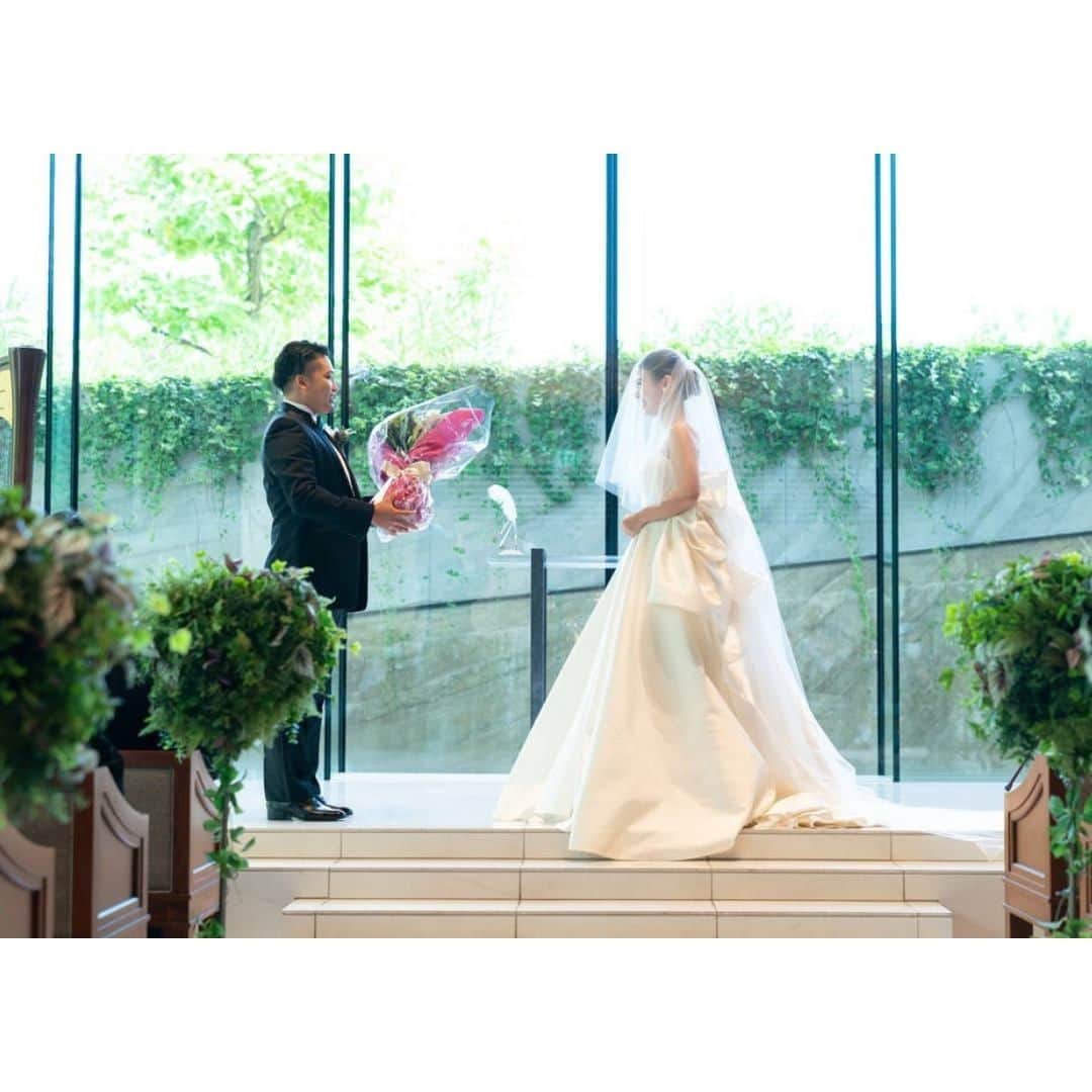 Wedding Park 公式さんのインスタグラム写真 - (Wedding Park 公式Instagram)「💐TODAY’s PICK UP ハナレポ💐  こんばんは！ ウエディングパークのハナレポ編集部です💁‍♀️  今日のピックアップは、 @mk__wd_accountさまのハナレポ👰  コロナ禍で式を延期し、実施されたおふたり。 バックスタイルが特徴的なAntonioRivaのSOUDEHの ドレスもすごくよくお似合いですね👗 リングガールの娘さんの後ろ姿が 愛くるしく、幸せにあふれた様子が伝わります✨  ＜この式場を決めたポイント＞ 天候に左右されないガラス張りのサウンドホールとみなとみらいの景色を一望できるロケーションが決め手  💒この結婚式場を詳しく THE GRAND ORIENTAL MINATOMIRAI(グランドオリエンタル みなとみらい) https://www.weddingpark.net/000019a0/  💍この結婚式についてもっと詳しく ▼@mk__wd_accountさまのハナレポ♡ https://www.weddingpark.net/hanarepo/8643/  ーーーーーー #ベストハナレポ にエントリーしよう👑  @weddingpark をフォロー ＋#ベストハナレポ をつけて 投稿してください♡  ベストハナレポに選ばれた花嫁さまは 月末に表彰投稿をさせていただいています♩  たくさんのご参加お待ちしています！  ーーーーーー #プレ花嫁 #式場探し #2020婚 #2021婚 #2020冬婚 #2021春婚 #ちーむ2020 #日本中のプレ花嫁さんと繋がりたい #結婚式 #結婚式準備 #結婚準備 #プロポーズ #ウエパ #ウエディングパーク #ハナレポ #グランドオリエンタルみなとみらい ーーーーーー」12月9日 18時30分 - weddingpark