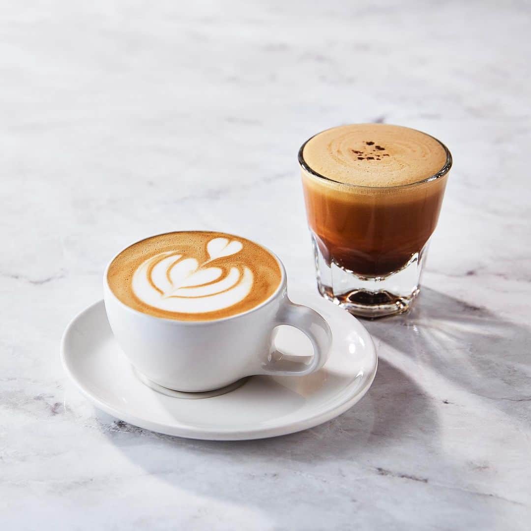 のインスタグラム：「⁠⠀ 明日12/10(木)から、広尾カフェにホットコーヒーカクテルが登場！⁠⠀ ⁠⠀ 季節の素材とラムの相性が楽しめる #ジンジャーシトラスカプチーノ と、エスプレッソの甘味に林檎の酸を感じる #ホットアップルウィスキー 。⁠⠀ ⁠⠀ 心温まるカクテルを飲みながら冬を感じてみてください。⁠⠀ ⁠⠀ ⁠⠀ [ 広尾カフェ ]⁠⠀⁠⠀ 住所：東京都渋谷区広尾 5−4−16 THE RESTAURANT 1F⁠⠀⁠⠀ アクセス：広尾駅 2番出口より徒歩 1 分 (広尾散歩通り内)⁠⠀⁠⠀ 営業時間：8:00−22:00⁠⠀ ⁠⠀ ⁠⠀ #ブルーボトルコーヒー⁠⠀⁠⠀ #ブルーボトルコーヒー広尾⁠⠀ #ブルーボトルコーヒーカクテル⠀⁠⠀ #BlueBottleCoffee⁠⠀⁠⠀ #BlueBottleCoffeeHiroo⁠⠀ #BlueBottleCoffeeCocktail」