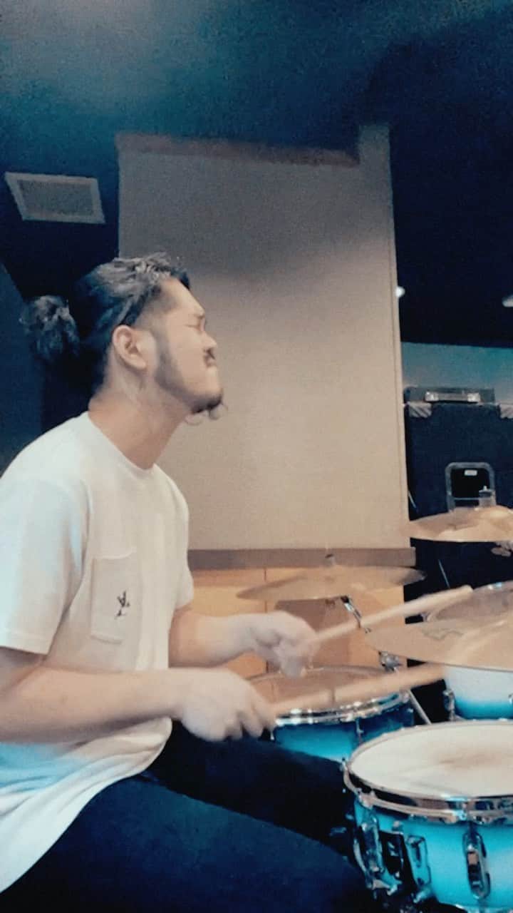 のインスタグラム：「#山弦  #gogodotjp #めちゃくちゃ好きなギター曲  #MeinlCymbals #instadrum  #drumcover  #grooves  #叩いてみた」