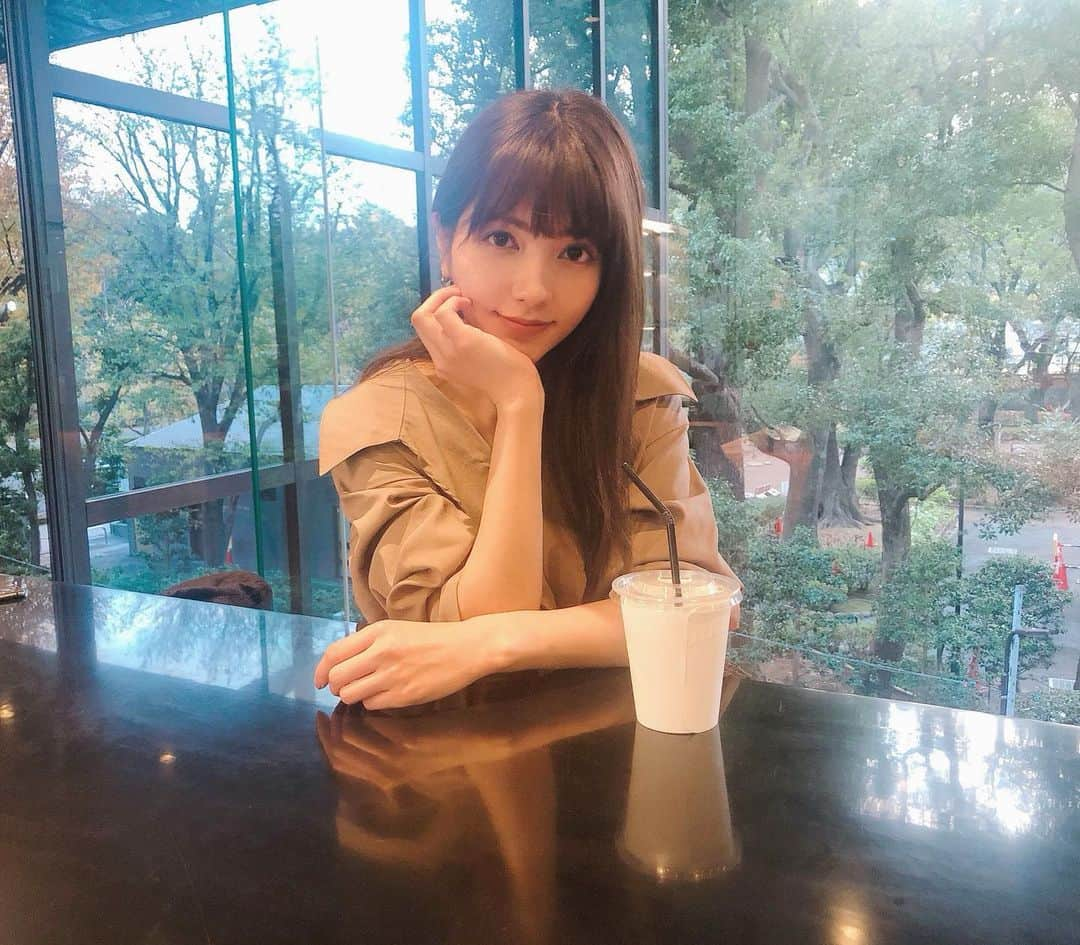 南里美希さんのインスタグラム写真 - (南里美希Instagram)「打ち合わせ中💻☕️ マネージャーに #あざとい 感じを求められたときの渾身の一枚をお届けします💁🏻‍♀️  #頬杖つけばいいと思ってる #あざといと言えばこのポーズしがち #あざといレベル1 🧏🏻‍♀️💞  んー 72点てところかしら…🤔」12月9日 18時33分 - mikinanri_official