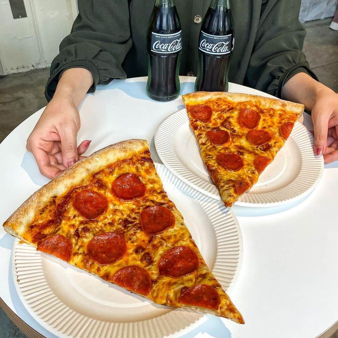 のインスタグラム：「﻿ ﻿ ◆ペパロニスライス　500円﻿ ﻿ ﻿ 今年の9月、日本橋にオープンしたおしゃれフードコート﻿ COMMISSARY(カミッサリー)内のPIZZA SLICE TOKYOで﻿ 顔より大きなフォトジェニックピザをいただきました🍕﻿ ﻿ ここではNY仕込みのピザが1ピースから楽しめます。﻿ 注文するとオーブンで温めて提供してもらえるので﻿ あつあつのピザが食べられるのがうれしい♩﻿ ﻿ 生地は薄め、トッピングはたっぷりでおいしい！﻿ 1枚でもなかなかの満足感。﻿ ピザにはやっぱりコーラがよく合う♡(🐖)﻿ ﻿ ﻿ 提供期間: 通年﻿ 訪問店舗: PIZZA SLICE TOKYO(日比谷線 小伝馬町駅から徒歩約4分)﻿ ﻿ ﻿ ‎⋆ ･‎⋆ ･‎⋆ ･‎⋆」